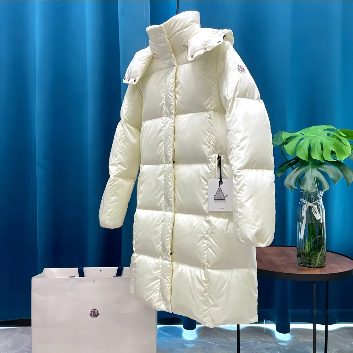 P980 Moncler ➡️Mask Litte black and white new long down jacket, the best to keep out the cold! Yuhuang Winter Extra Long Hooded Down Jacket There are thousands of styles of down jackets. As the king at the pinnacle of the down industry, Yuhuang Family will be included in the key repurchase list every year!  Because no matter how cold the wind is and the cold is unbearable, Yuhuang will always accompany you to give you warmth and resist the cold wave!  Made of pure European standard 90% goose down + 10% feathers. Real European standard goose down🦢 When you get the clothes, you can feel the filling and fullness of the down jacket. It is really not on the same level as the market products... The down content is the highest level in the industry. The raw materials are well invested. The best neck down on the goose is selected. The down is light, thin, soft and warm. It is very healing, comfortable and breathable, and as warm as a lover’s hug!  The shiny fabric design is noble and elegant, highlighting the texture! If you touch it with your fingers, you will definitely be conquered by its invincible texture, which is fluffy but not bloated! Everything is Yuhuang’s craftsmanship. Highly praised. It’s extremely eye-catching!