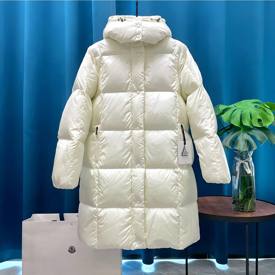 P980 Moncler ➡️Mask Litte black and white new long down jacket, the best to keep out the cold! Yuhuang Winter Extra Long Hooded Down Jacket There are thousands of styles of down jackets. As the king at the pinnacle of the down industry, Yuhuang Family will be included in the key repurchase list every year!  Because no matter how cold the wind is and the cold is unbearable, Yuhuang will always accompany you to give you warmth and resist the cold wave!  Made of pure European standard 90% goose down + 10% feathers. Real European standard goose down🦢 When you get the clothes, you can feel the filling and fullness of the down jacket. It is really not on the same level as the market products... The down content is the highest level in the industry. The raw materials are well invested. The best neck down on the goose is selected. The down is light, thin, soft and warm. It is very healing, comfortable and breathable, and as warm as a lover’s hug!  The shiny fabric design is noble and elegant, highlighting the texture! If you touch it with your fingers, you will definitely be conquered by its invincible texture, which is fluffy but not bloated! Everything is Yuhuang’s craftsmanship. Highly praised. It’s extremely eye-catching!
