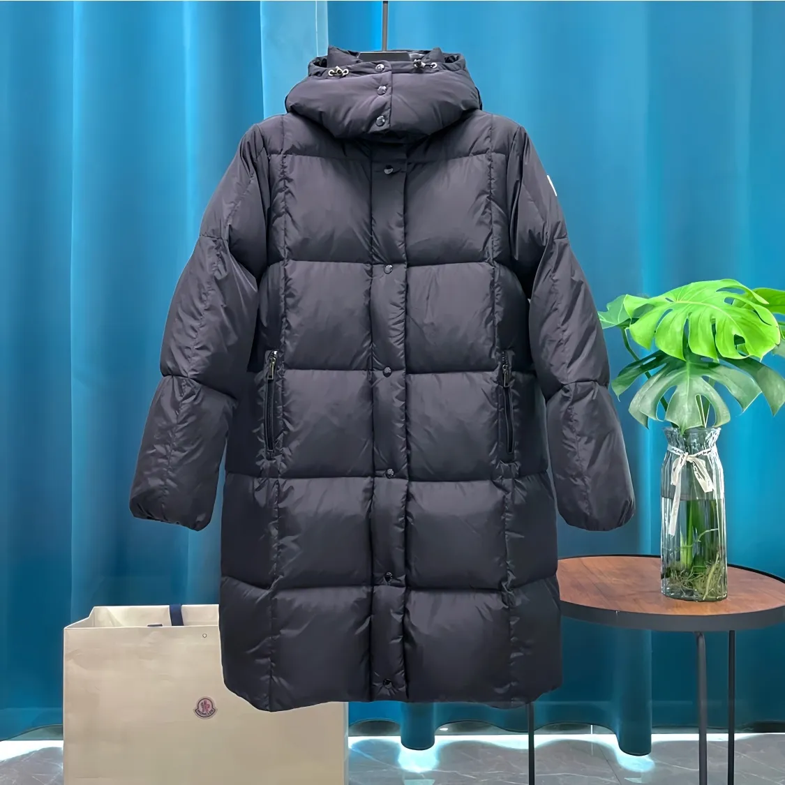 P980 Moncler ➡️Mask Litte black and white new long down jacket, the best to keep out the cold! Yuhuang Winter Extra Long Hooded Down Jacket There are thousands of styles of down jackets. As the king at the pinnacle of the down industry, Yuhuang Family will be included in the key repurchase list every year!  Because no matter how cold the wind is and the cold is unbearable, Yuhuang will always accompany you to give you warmth and resist the cold wave!  Made of pure European standard 90% goose down + 10% feathers. Real European standard goose down🦢 When you get the clothes, you can feel the filling and fullness of the down jacket. It is really not on the same level as the market products... The down content is the highest level in the industry. The raw materials are well invested. The best neck down on the goose is selected. The down is light, thin, soft and warm. It is very healing, comfortable and breathable, and as warm as a lover’s hug!  The shiny fabric design is noble and elegant, highlighting the texture! If you touch it with your fingers, you will definitely be conquered by its invincible texture, which is fluffy but not bloated! Everything is Yuhuang’s craftsmanship. Highly praised. It’s extremely eye-catching!