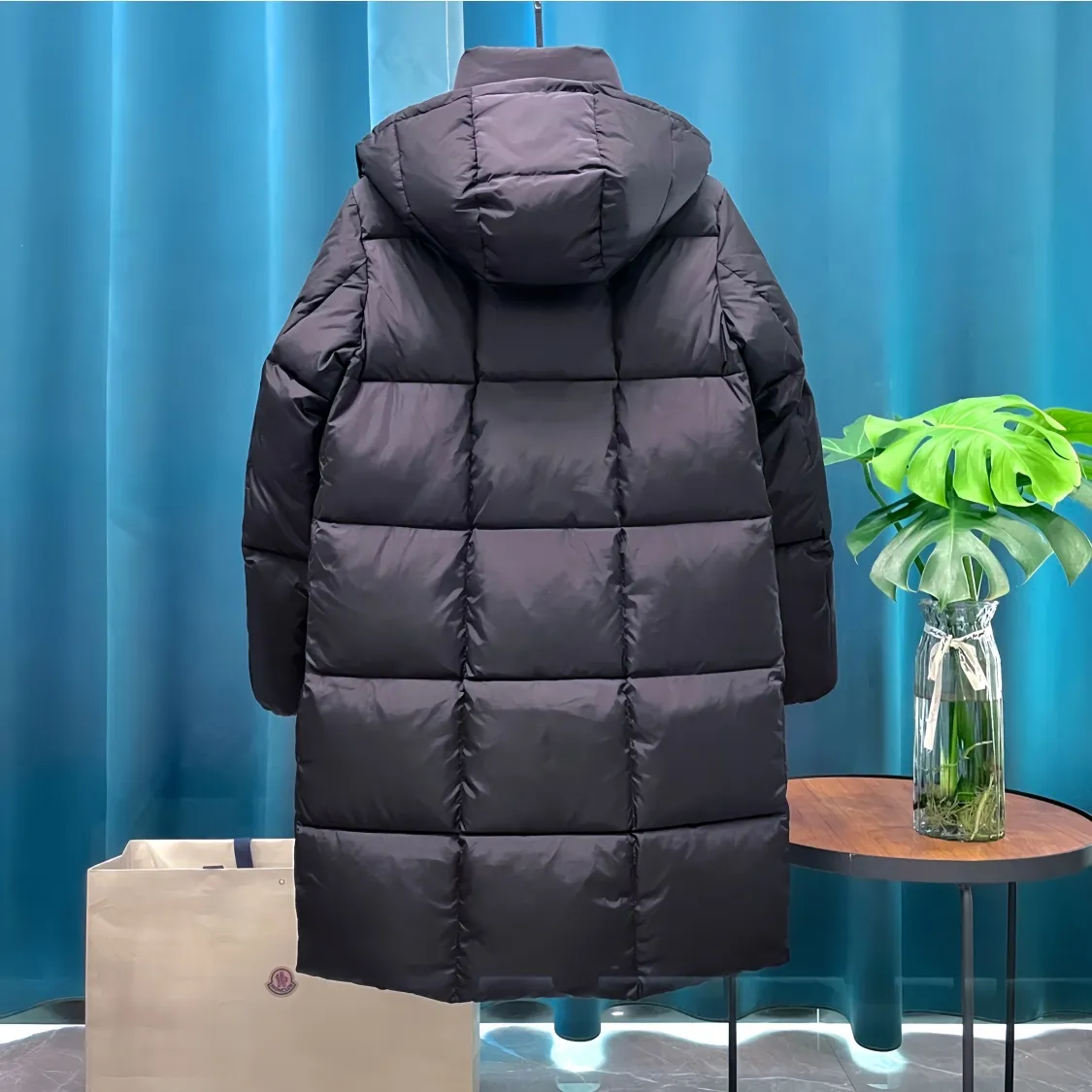 P980 Moncler ➡️Mask Litte black and white new long down jacket, the best to keep out the cold! Yuhuang Winter Extra Long Hooded Down Jacket There are thousands of styles of down jackets. As the king at the pinnacle of the down industry, Yuhuang Family will be included in the key repurchase list every year!  Because no matter how cold the wind is and the cold is unbearable, Yuhuang will always accompany you to give you warmth and resist the cold wave!  Made of pure European standard 90% goose down + 10% feathers. Real European standard goose down🦢 When you get the clothes, you can feel the filling and fullness of the down jacket. It is really not on the same level as the market products... The down content is the highest level in the industry. The raw materials are well invested. The best neck down on the goose is selected. The down is light, thin, soft and warm. It is very healing, comfortable and breathable, and as warm as a lover’s hug!  The shiny fabric design is noble and elegant, highlighting the texture! If you touch it with your fingers, you will definitely be conquered by its invincible texture, which is fluffy but not bloated! Everything is Yuhuang’s craftsmanship. Highly praised. It’s extremely eye-catching!