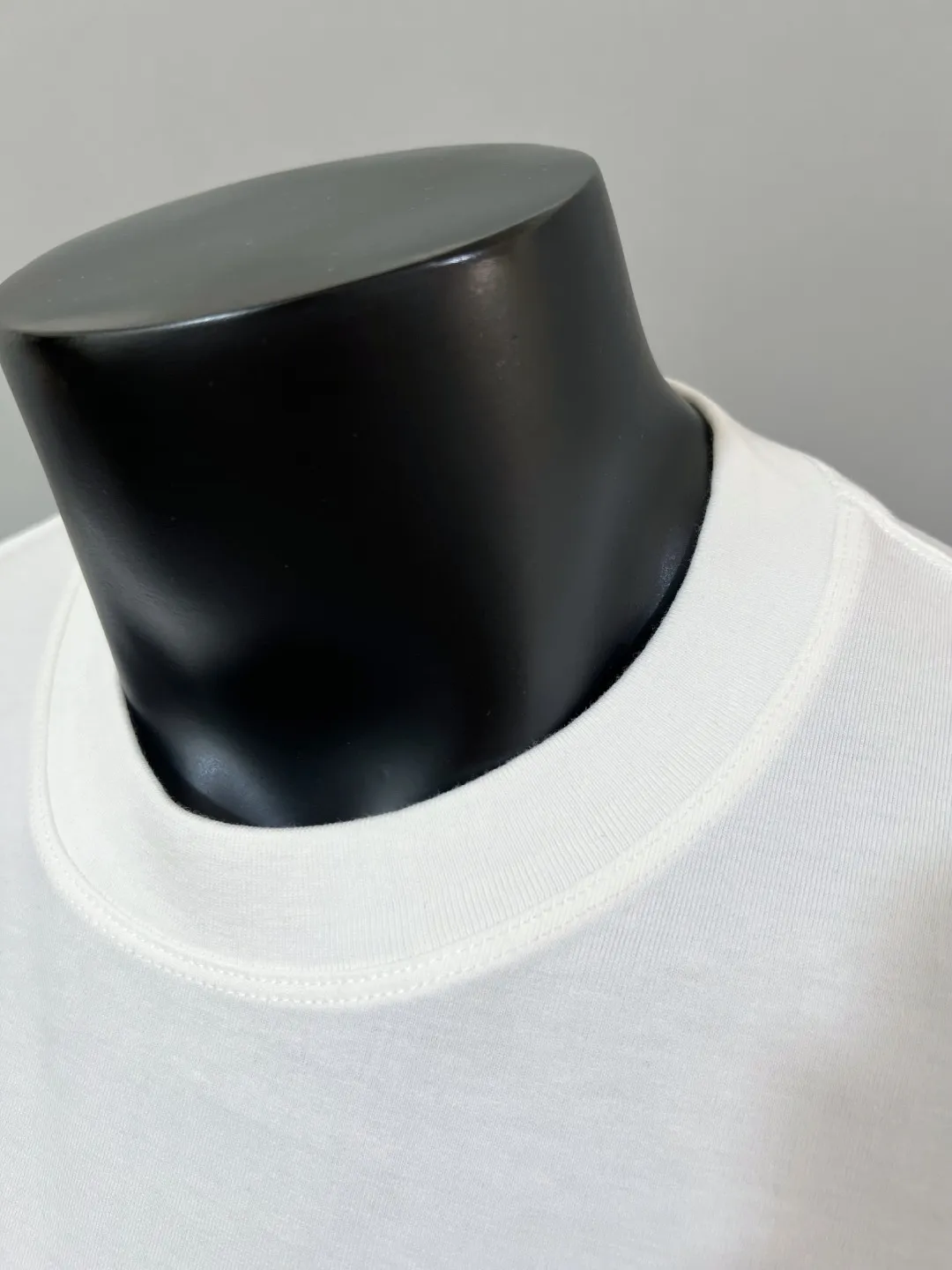 P140 Meng Mou MONCLER designer 2026ss soft rubber printed round neck short-sleeved T-shirt, with three-dimensional pattern and large logo. It is made of 240g double yarn 100% cotton fabric, imported woven thread, and the neckline is boned and not easy to change. Shape, factory high-temperature washing process, fabric is soft and breathable, does not shrink, NCF wash mark identification, details are in place and the upper body looks good, European size version, loose and suitable, color: black, white, size XS-L (can wear up to 200 pounds)