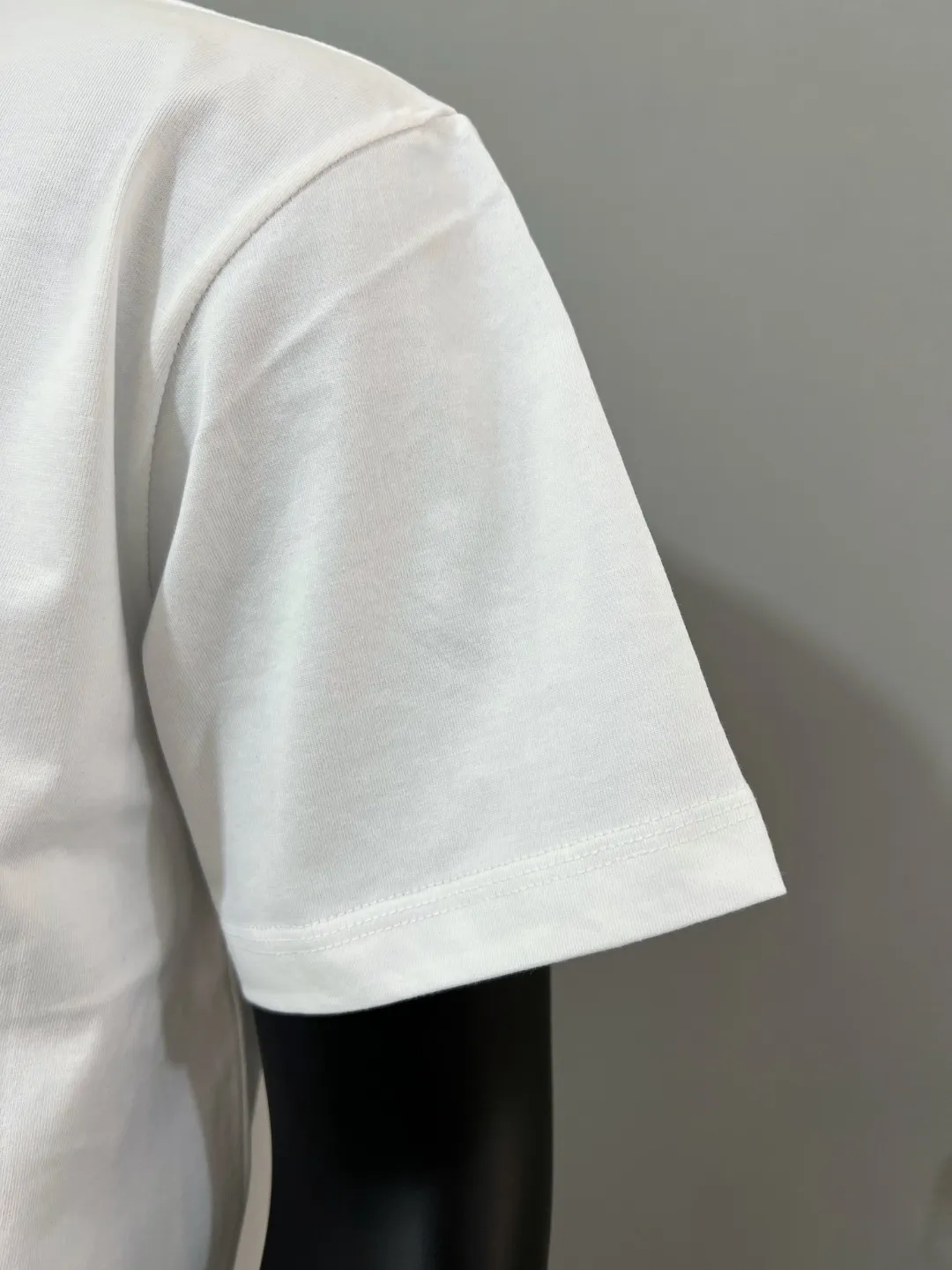 P140 Meng Mou MONCLER designer 2026ss soft rubber printed round neck short-sleeved T-shirt, with three-dimensional pattern and large logo. It is made of 240g double yarn 100% cotton fabric, imported woven thread, and the neckline is boned and not easy to change. Shape, factory high-temperature washing process, fabric is soft and breathable, does not shrink, NCF wash mark identification, details are in place and the upper body looks good, European size version, loose and suitable, color: black, white, size XS-L (can wear up to 200 pounds)