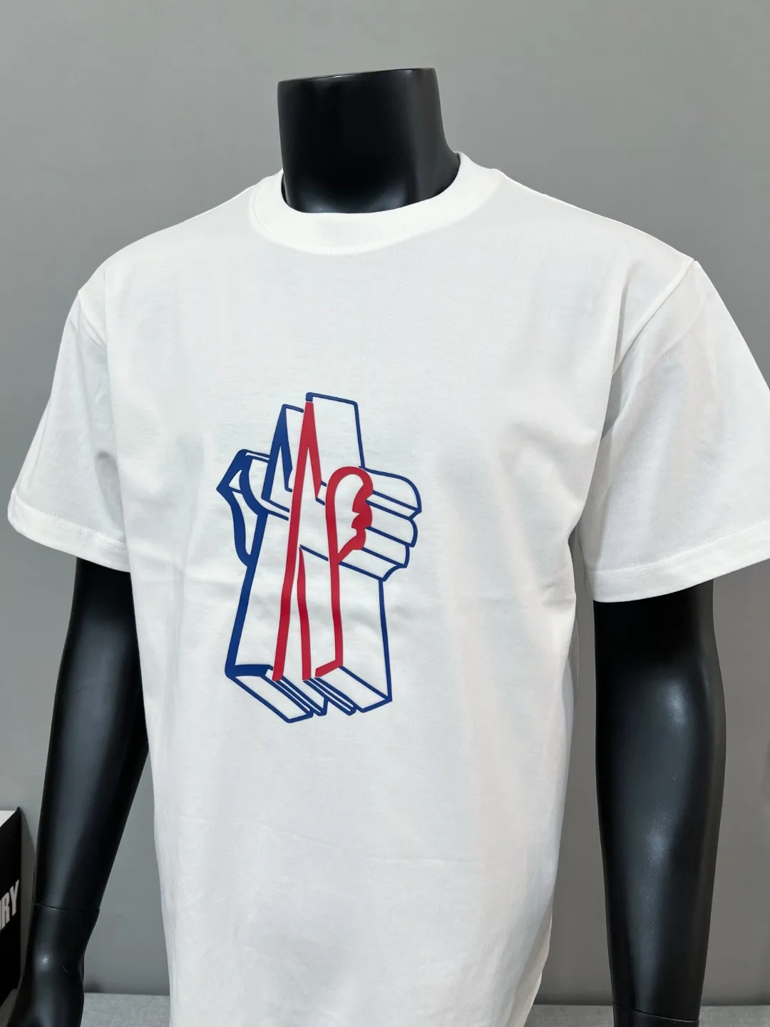 P140 Meng Mou MONCLER designer 2026ss soft rubber printed round neck short-sleeved T-shirt, with three-dimensional pattern and large logo. It is made of 240g double yarn 100% cotton fabric, imported woven thread, and the neckline is boned and not easy to change. Shape, factory high-temperature washing process, fabric is soft and breathable, does not shrink, NCF wash mark identification, details are in place and the upper body looks good, European size version, loose and suitable, color: black, white, size XS-L (can wear up to 200 pounds)