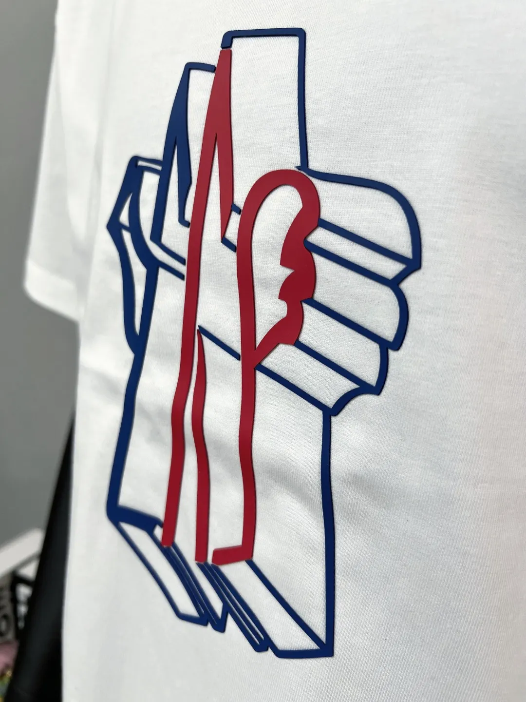 P140 Meng Mou MONCLER designer 2026ss soft rubber printed round neck short-sleeved T-shirt, with three-dimensional pattern and large logo. It is made of 240g double yarn 100% cotton fabric, imported woven thread, and the neckline is boned and not easy to change. Shape, factory high-temperature washing process, fabric is soft and breathable, does not shrink, NCF wash mark identification, details are in place and the upper body looks good, European size version, loose and suitable, color: black, white, size XS-L (can wear up to 200 pounds)