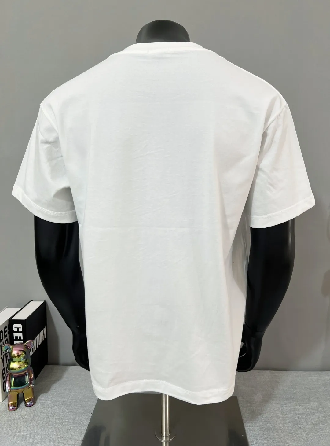 P140 Meng Mou MONCLER designer 2026ss soft rubber printed round neck short-sleeved T-shirt, with three-dimensional pattern and large logo. It is made of 240g double yarn 100% cotton fabric, imported woven thread, and the neckline is boned and not easy to change. Shape, factory high-temperature washing process, fabric is soft and breathable, does not shrink, NCF wash mark identification, details are in place and the upper body looks good, European size version, loose and suitable, color: black, white, size XS-L (can wear up to 200 pounds)