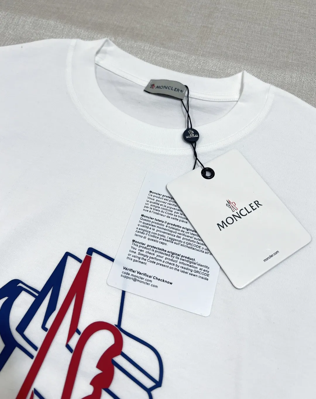 P140 Meng Mou MONCLER designer 2026ss soft rubber printed round neck short-sleeved T-shirt, with three-dimensional pattern and large logo. It is made of 240g double yarn 100% cotton fabric, imported woven thread, and the neckline is boned and not easy to change. Shape, factory high-temperature washing process, fabric is soft and breathable, does not shrink, NCF wash mark identification, details are in place and the upper body looks good, European size version, loose and suitable, color: black, white, size XS-L (can wear up to 200 pounds)