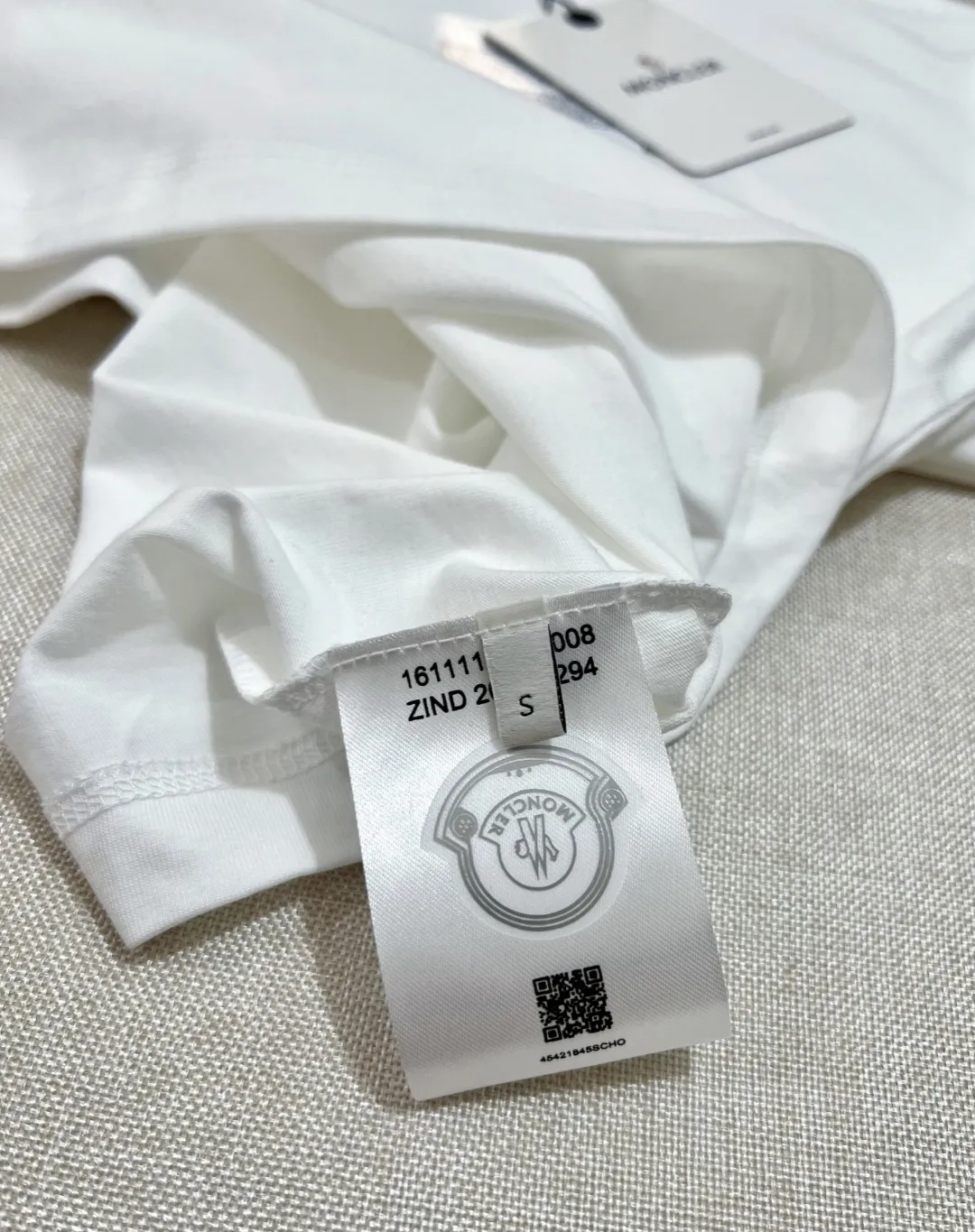 P140 Meng Mou MONCLER designer 2026ss soft rubber printed round neck short-sleeved T-shirt, with three-dimensional pattern and large logo. It is made of 240g double yarn 100% cotton fabric, imported woven thread, and the neckline is boned and not easy to change. Shape, factory high-temperature washing process, fabric is soft and breathable, does not shrink, NCF wash mark identification, details are in place and the upper body looks good, European size version, loose and suitable, color: black, white, size XS-L (can wear up to 200 pounds)