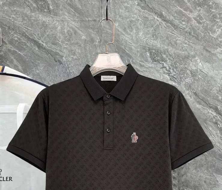P210 High-end quality Moncler 25 spring and summer full jacquard lapel short sleeves. This short sleeve is made of Tencel➕cotton fabric, with double jacquard all over. It is carefully made and the upper body is refreshing! Update your casual look. Exquisite tailoring, complete with three-label accessories. Really heavy-duty. It is a fashionable item. The front is decorated with the brand LOGO. It is genuine YB custom fabric. It will never be faked. This piece looks really good when worn! Looks great with any combination! No gender distinction, same style for men and women Color: Black White Size: M L XL XXL XXXL