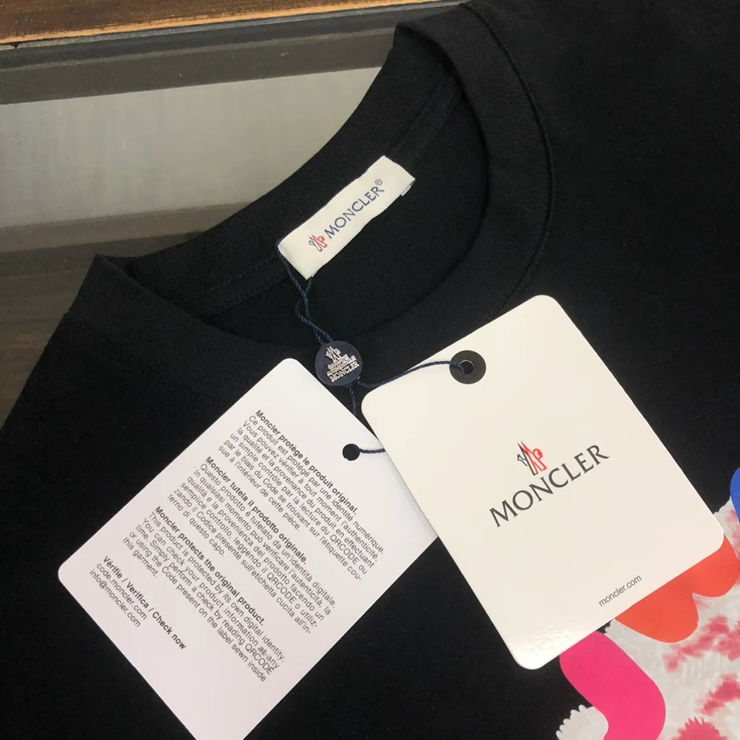 P160 🔥MONCLER The latest short-sleeved T-shirt for couples ~ Colorful bear element print ~ The fabric upper body is comfortable and breathable, not stiff, slim cut, made of high-end custom-made pure cotton fabric! The upper body is comfortable and stylish, and it can be worn alone as an inner layer. It is a must-have for fashionistas! ! ! Color: black white Size: S～XL (loose version, please state your height and weight when placing an order)