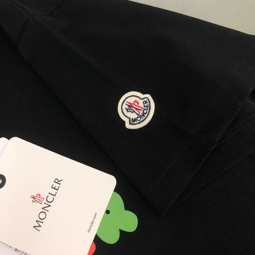 P160 🔥MONCLER The latest short-sleeved T-shirt for couples ~ Colorful bear element print ~ The fabric upper body is comfortable and breathable, not stiff, slim cut, made of high-end custom-made pure cotton fabric! The upper body is comfortable and stylish, and it can be worn alone as an inner layer. It is a must-have for fashionistas! ! ! Color: black white Size: S～XL (loose version, please state your height and weight when placing an order)