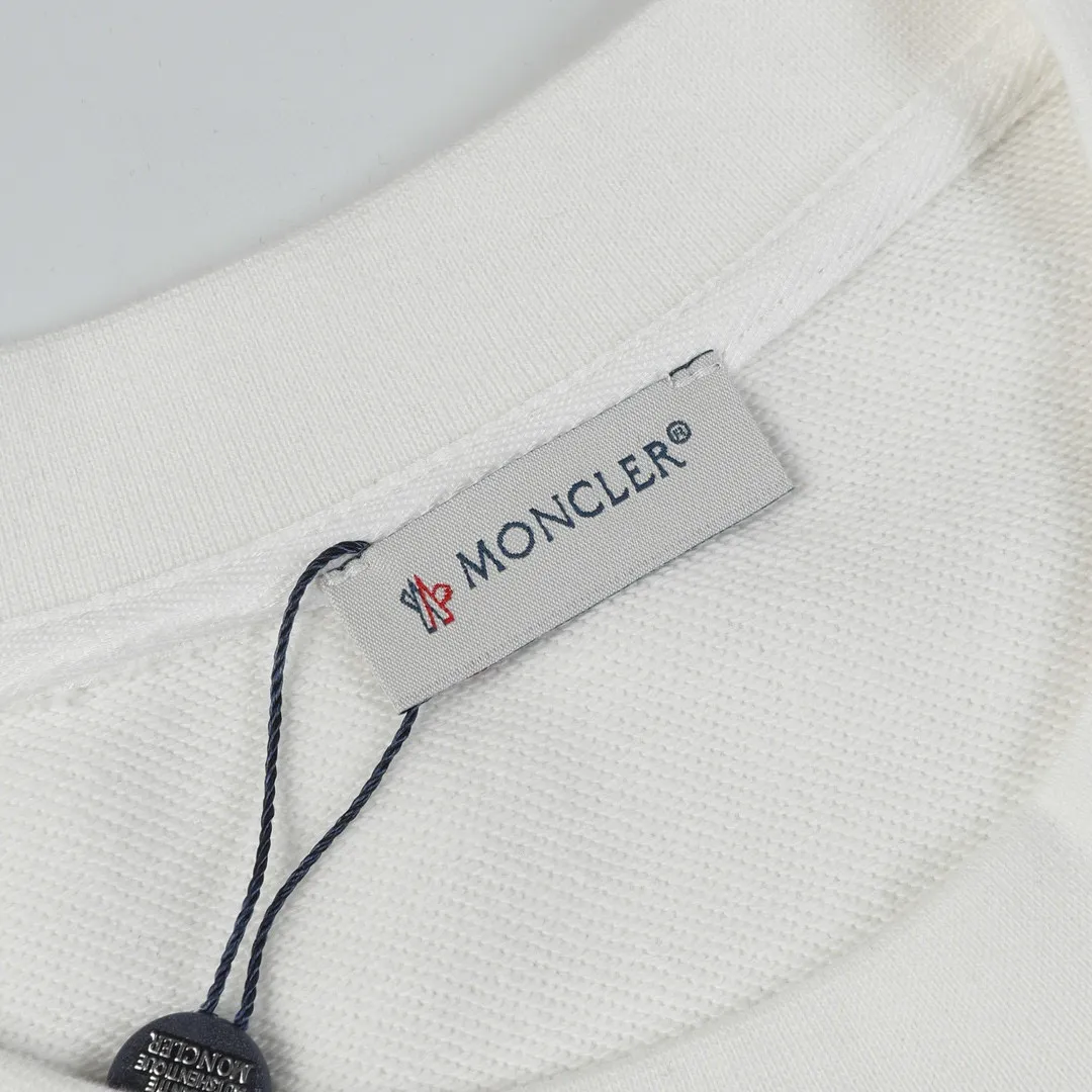 P220 Style No.: 858 〈MONCLER〉 Meng Mouth Heavy Embroidery + Printed Round Neck Sweatshirt The price of the Meng Mouth Sweatshirt is actually quite advantageous. Anyone who has been to the counter should know that the price of the Meng Mouth sweater is not much cheaper than Gucci Burberry. It is just relatively low-key and unwilling to hype. It is a picture that you want to buy or not. The existence of aloofness... ✅460 grams of 100% cotton wool-eating fabric OS version is too large ✅Matched with the original high-weight double yarn thread ✅Correct three-needle and five-thread craftsmanship Chain edge ✅The embroidery has been over-molded The upper body is not pierced Color: Black White Size S M L