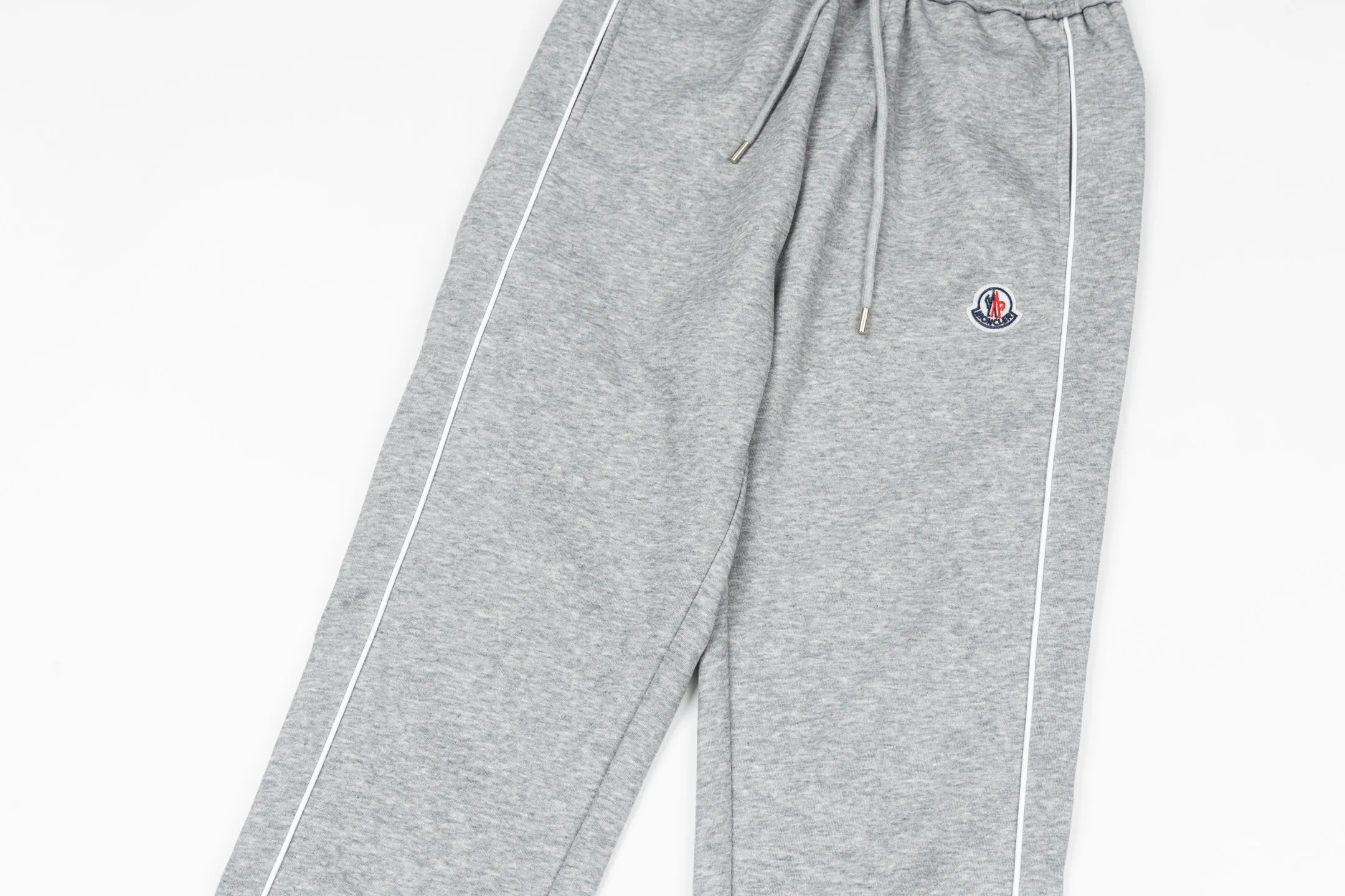 P230 Style No. B168 Masked small label flame embroidered line webbing sweatpants MONCLER official website consistent style Fabric: 450g high-weight premium composite fabric Same color woven and dyed elastic waist in the same color Classic letter small label full embroidery➕customized ribbon Supporting: complete three labels Cardboard oil paper code sticker packaging High temperature pre-shrinking process before production will not shrink and deformation Imported machine professional plate production os version Can wear up to 200 pounds. The size is measured manually. The error of 2-3cm is normal. Color: black gray size: s m l xl