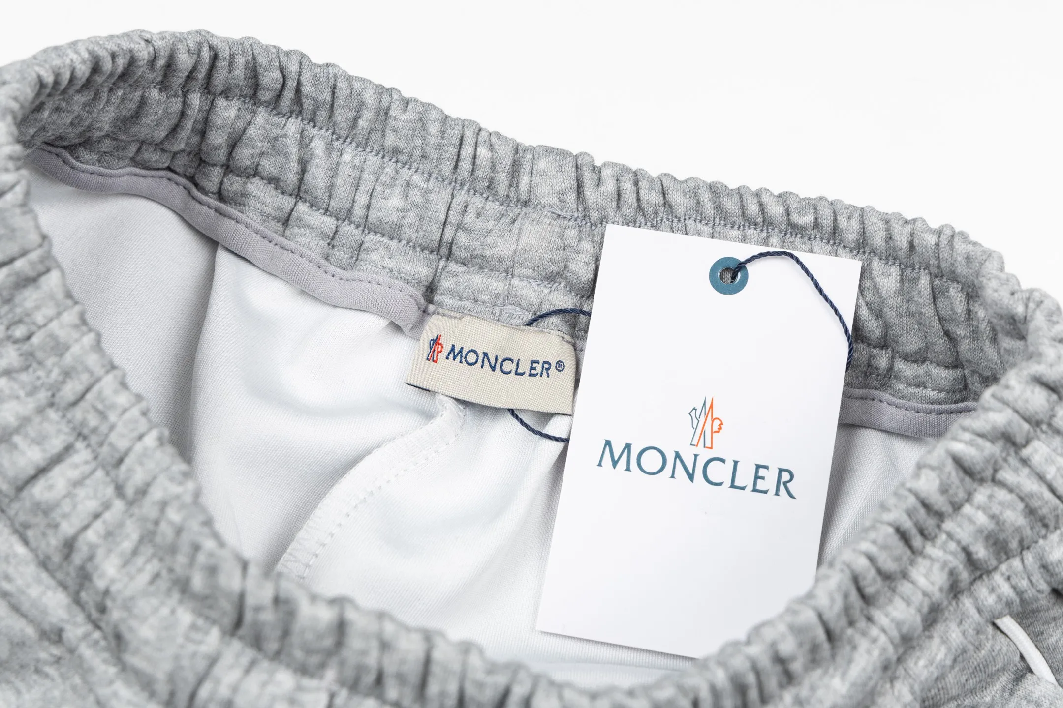 P230 Style No. B168 Masked small label flame embroidered line webbing sweatpants MONCLER official website consistent style Fabric: 450g high-weight premium composite fabric Same color woven and dyed elastic waist in the same color Classic letter small label full embroidery➕customized ribbon Supporting: complete three labels Cardboard oil paper code sticker packaging High temperature pre-shrinking process before production will not shrink and deformation Imported machine professional plate production os version Can wear up to 200 pounds. The size is measured manually. The error of 2-3cm is normal. Color: black gray size: s m l xl