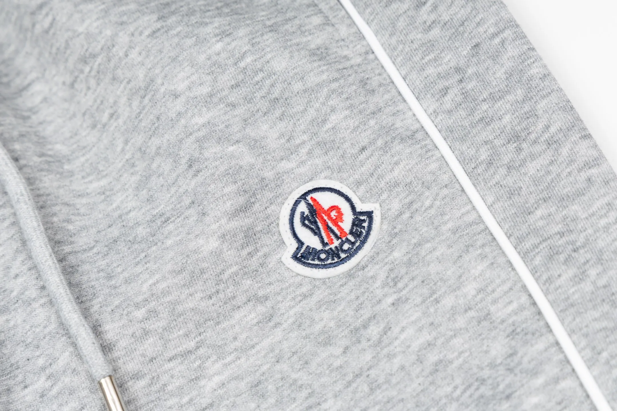 P230 Style No. B168 Masked small label flame embroidered line webbing sweatpants MONCLER official website consistent style Fabric: 450g high-weight premium composite fabric Same color woven and dyed elastic waist in the same color Classic letter small label full embroidery➕customized ribbon Supporting: complete three labels Cardboard oil paper code sticker packaging High temperature pre-shrinking process before production will not shrink and deformation Imported machine professional plate production os version Can wear up to 200 pounds. The size is measured manually. The error of 2-3cm is normal. Color: black gray size: s m l xl