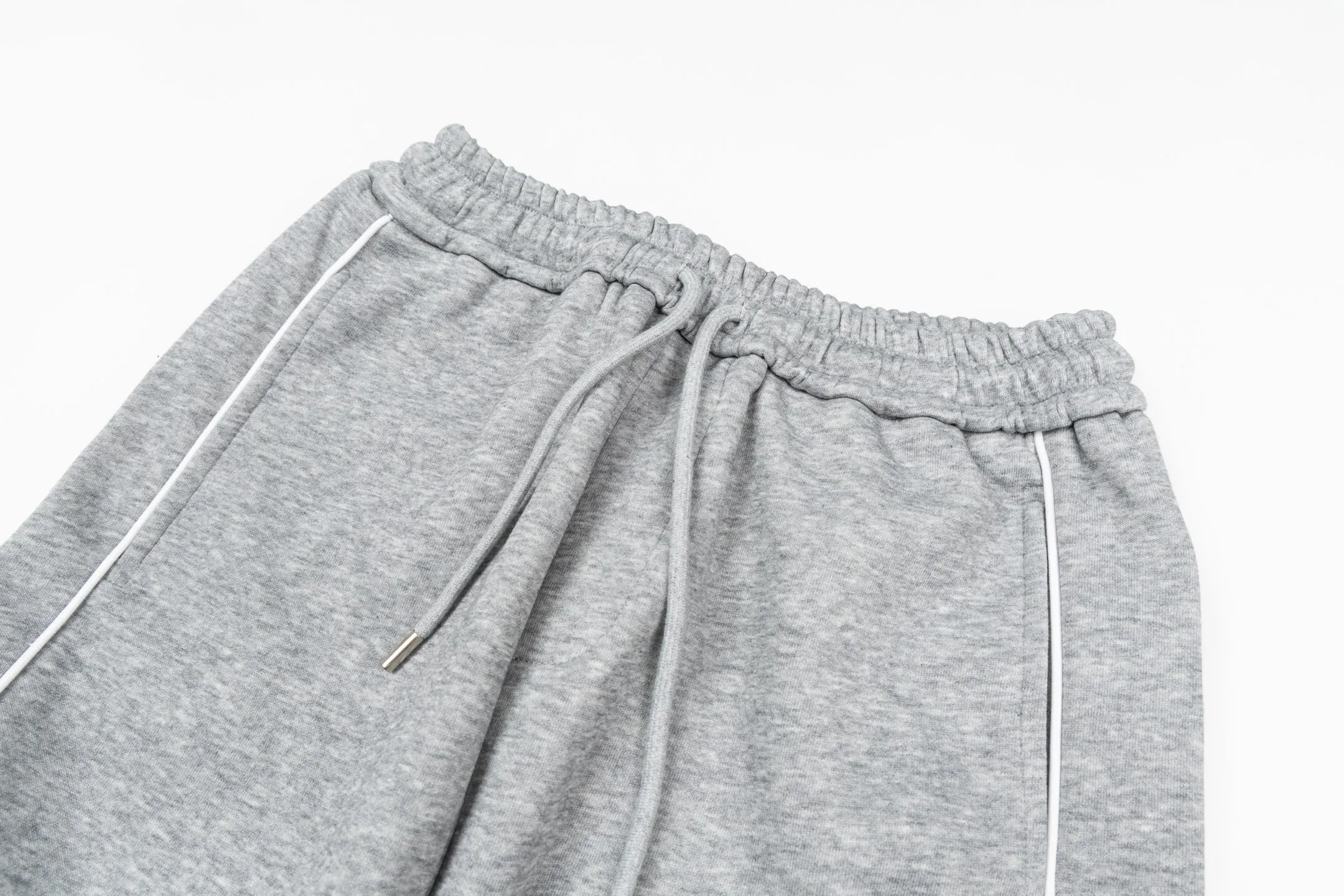 P230 Style No. B168 Masked small label flame embroidered line webbing sweatpants MONCLER official website consistent style Fabric: 450g high-weight premium composite fabric Same color woven and dyed elastic waist in the same color Classic letter small label full embroidery➕customized ribbon Supporting: complete three labels Cardboard oil paper code sticker packaging High temperature pre-shrinking process before production will not shrink and deformation Imported machine professional plate production os version Can wear up to 200 pounds. The size is measured manually. The error of 2-3cm is normal. Color: black gray size: s m l xl