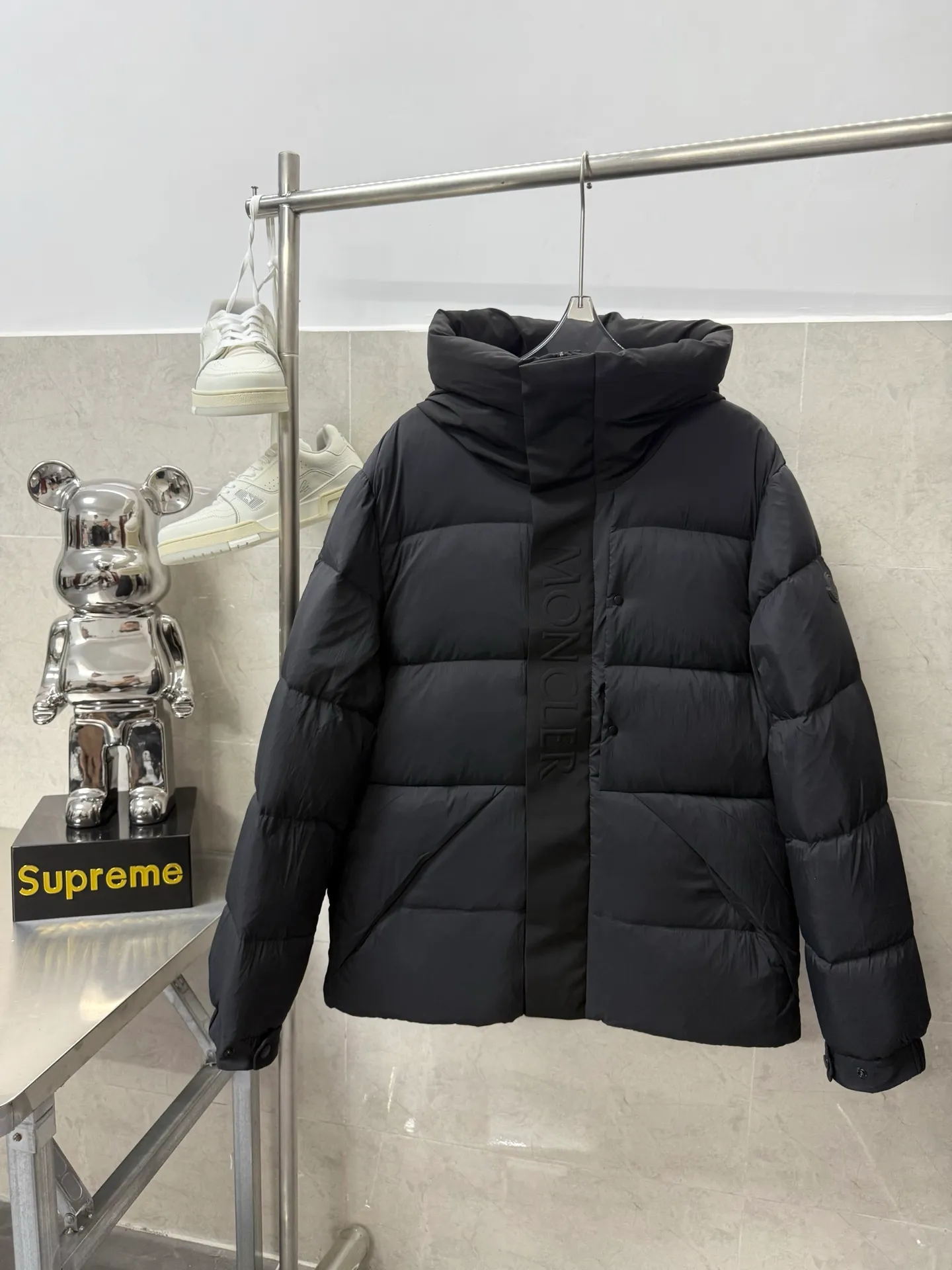 P860 Moncler Black Samurai three-dimensional embossed letter down jacket, autumn and winter new madeira. Black Samurai neck scarf hooded mid-length down jacket official website hard to find black and gray colors available in stock with 95% goose down filling. The Madeira down jacket is a common item in the functional wardrobe. It is made of Longuesaison nylon, providing excellent warmth and light comfort. Presented in calm neutral tones with a relaxed fit Color: Black Gray White Size: 12345