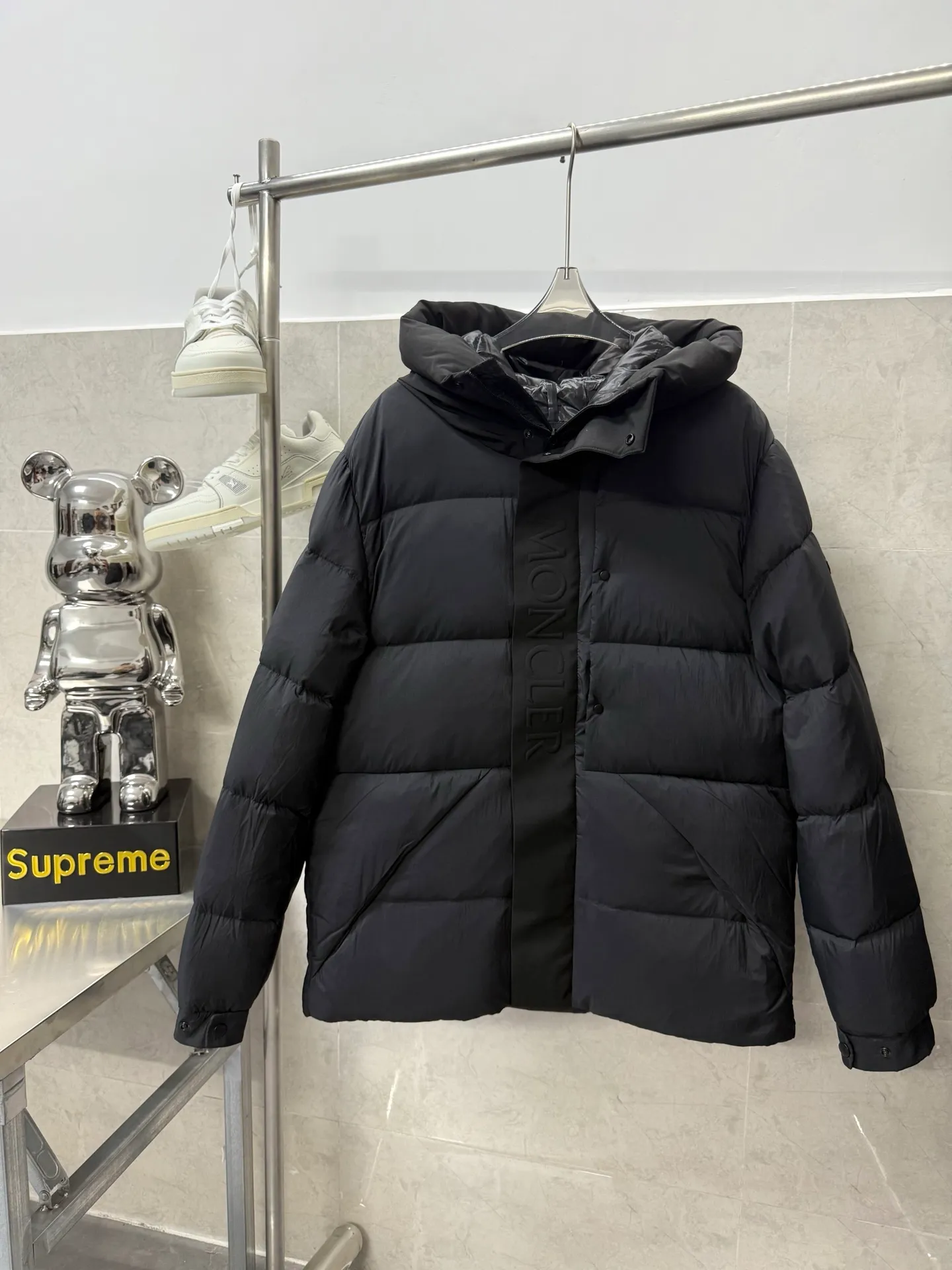 P860 Moncler Black Samurai three-dimensional embossed letter down jacket, autumn and winter new madeira. Black Samurai neck scarf hooded mid-length down jacket official website hard to find black and gray colors available in stock with 95% goose down filling. The Madeira down jacket is a common item in the functional wardrobe. It is made of Longuesaison nylon, providing excellent warmth and light comfort. Presented in calm neutral tones with a relaxed fit Color: Black Gray White Size: 12345