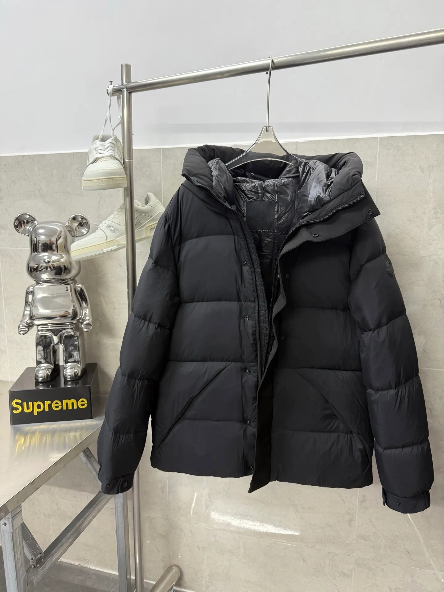 P860 Moncler Black Samurai three-dimensional embossed letter down jacket, autumn and winter new madeira. Black Samurai neck scarf hooded mid-length down jacket official website hard to find black and gray colors available in stock with 95% goose down filling. The Madeira down jacket is a common item in the functional wardrobe. It is made of Longuesaison nylon, providing excellent warmth and light comfort. Presented in calm neutral tones with a relaxed fit Color: Black Gray White Size: 12345