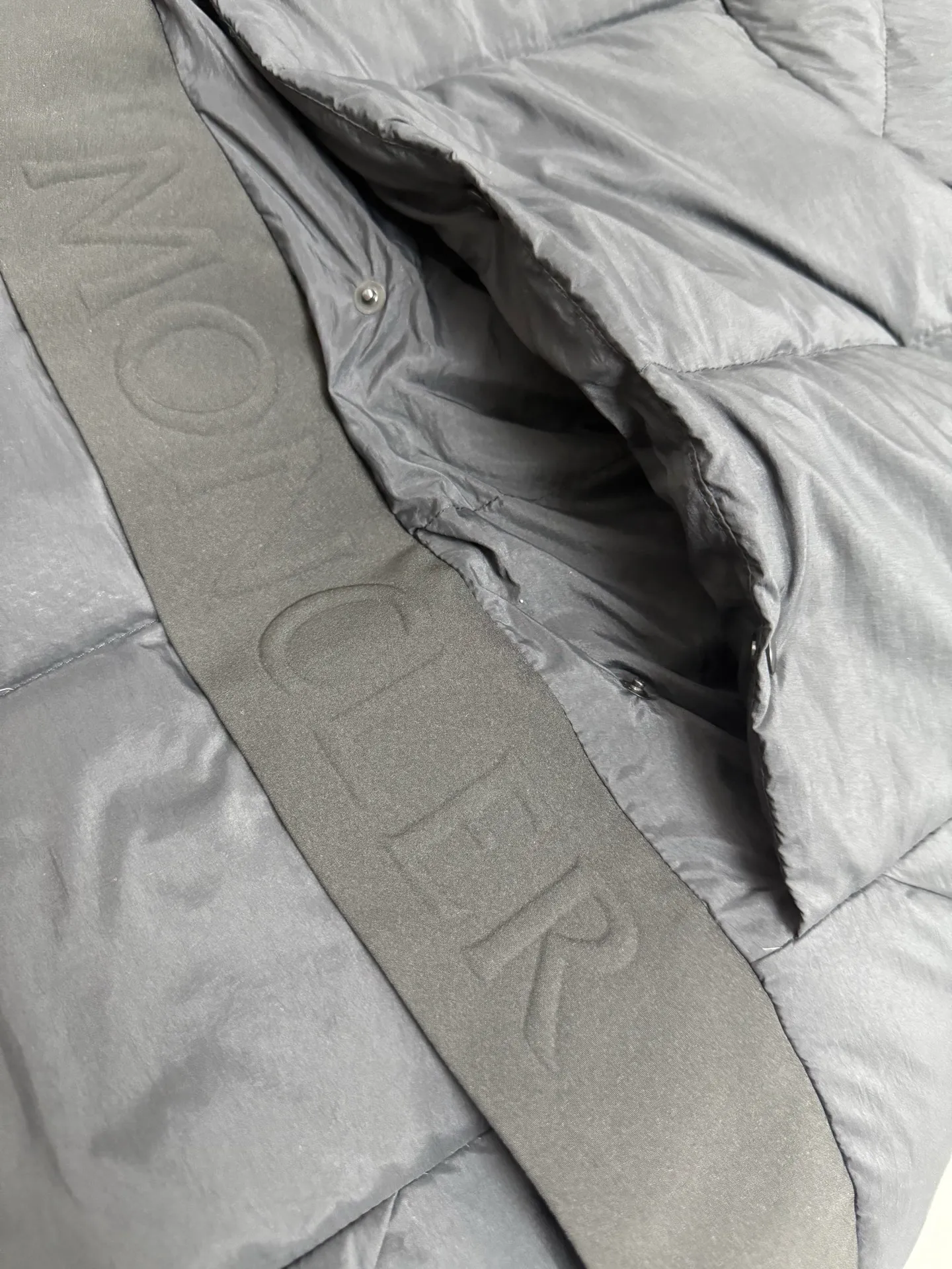 P860 Moncler Black Samurai three-dimensional embossed letter down jacket, autumn and winter new madeira. Black Samurai neck scarf hooded mid-length down jacket official website hard to find black and gray colors available in stock with 95% goose down filling. The Madeira down jacket is a common item in the functional wardrobe. It is made of Longuesaison nylon, providing excellent warmth and light comfort. Presented in calm neutral tones with a relaxed fit Color: Black Gray White Size: 12345