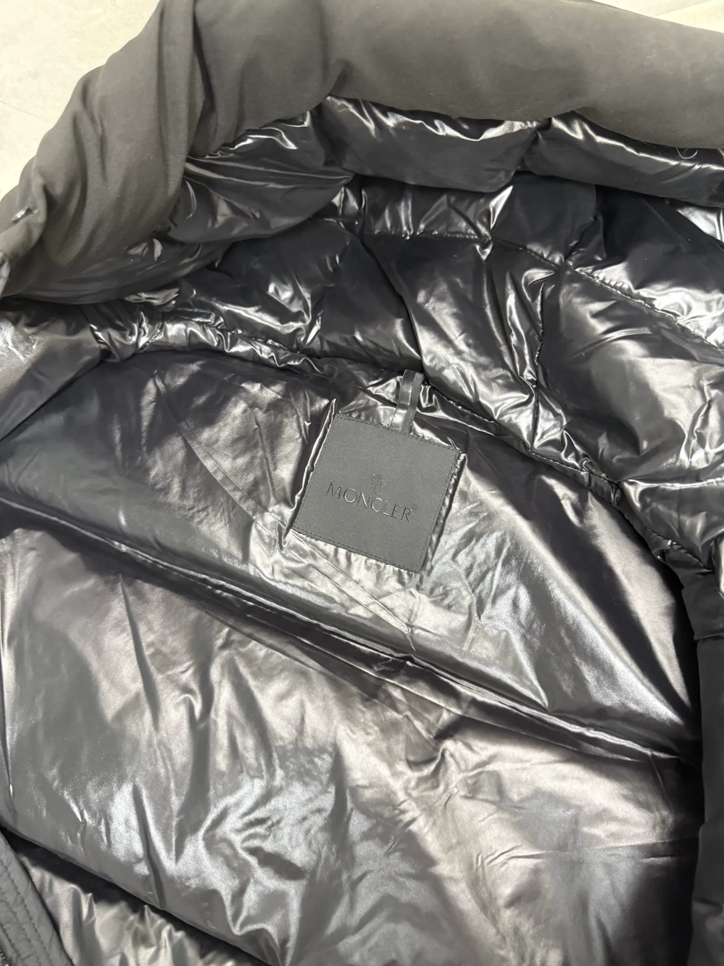 P860 Moncler Black Samurai three-dimensional embossed letter down jacket, autumn and winter new madeira. Black Samurai neck scarf hooded mid-length down jacket official website hard to find black and gray colors available in stock with 95% goose down filling. The Madeira down jacket is a common item in the functional wardrobe. It is made of Longuesaison nylon, providing excellent warmth and light comfort. Presented in calm neutral tones with a relaxed fit Color: Black Gray White Size: 12345