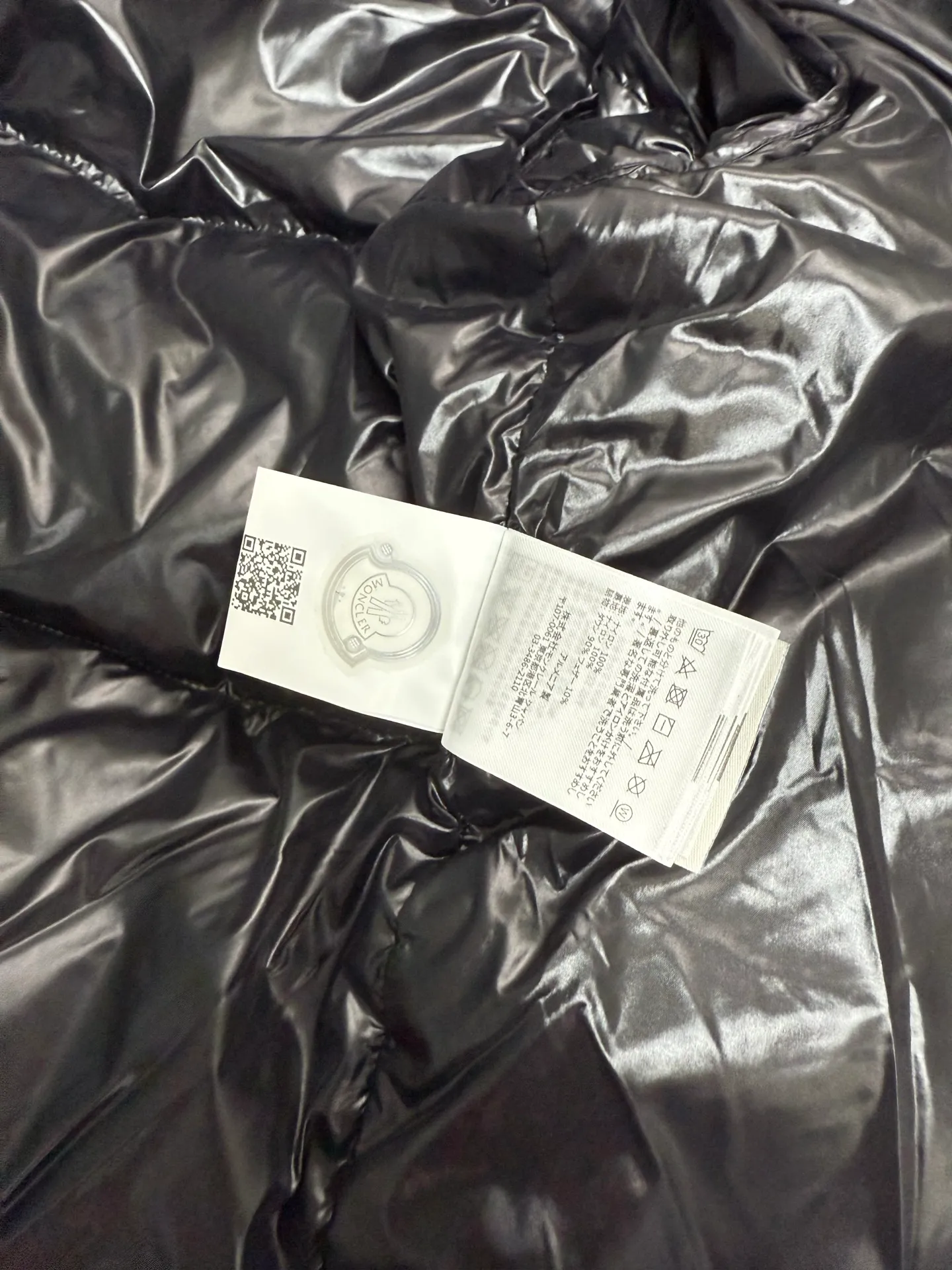 P860 Moncler Black Samurai three-dimensional embossed letter down jacket, autumn and winter new madeira. Black Samurai neck scarf hooded mid-length down jacket official website hard to find black and gray colors available in stock with 95% goose down filling. The Madeira down jacket is a common item in the functional wardrobe. It is made of Longuesaison nylon, providing excellent warmth and light comfort. Presented in calm neutral tones with a relaxed fit Color: Black Gray White Size: 12345