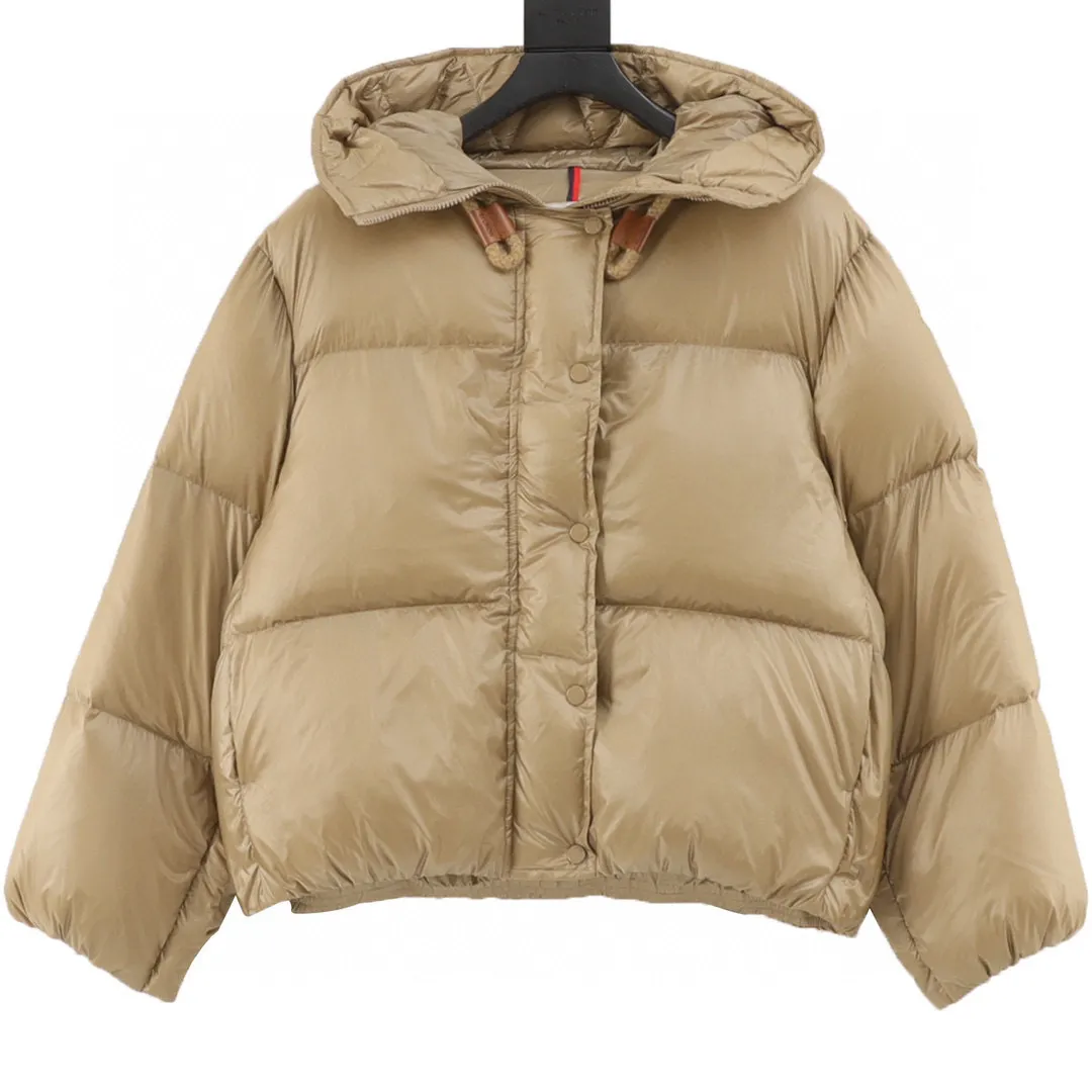 P920 top version Moncler muzzle 24ss short hooded down jacket muzzle latest style lightweight longue saison nylon down jacket, dist certified, quilted design, dropped shoulder design, drawstring hood, hidden snap buttons on the sleeves that can be opened and worn as a cloak. Filled with 90 national standard goose down. Style number: A97# Color black camel size: 0-2