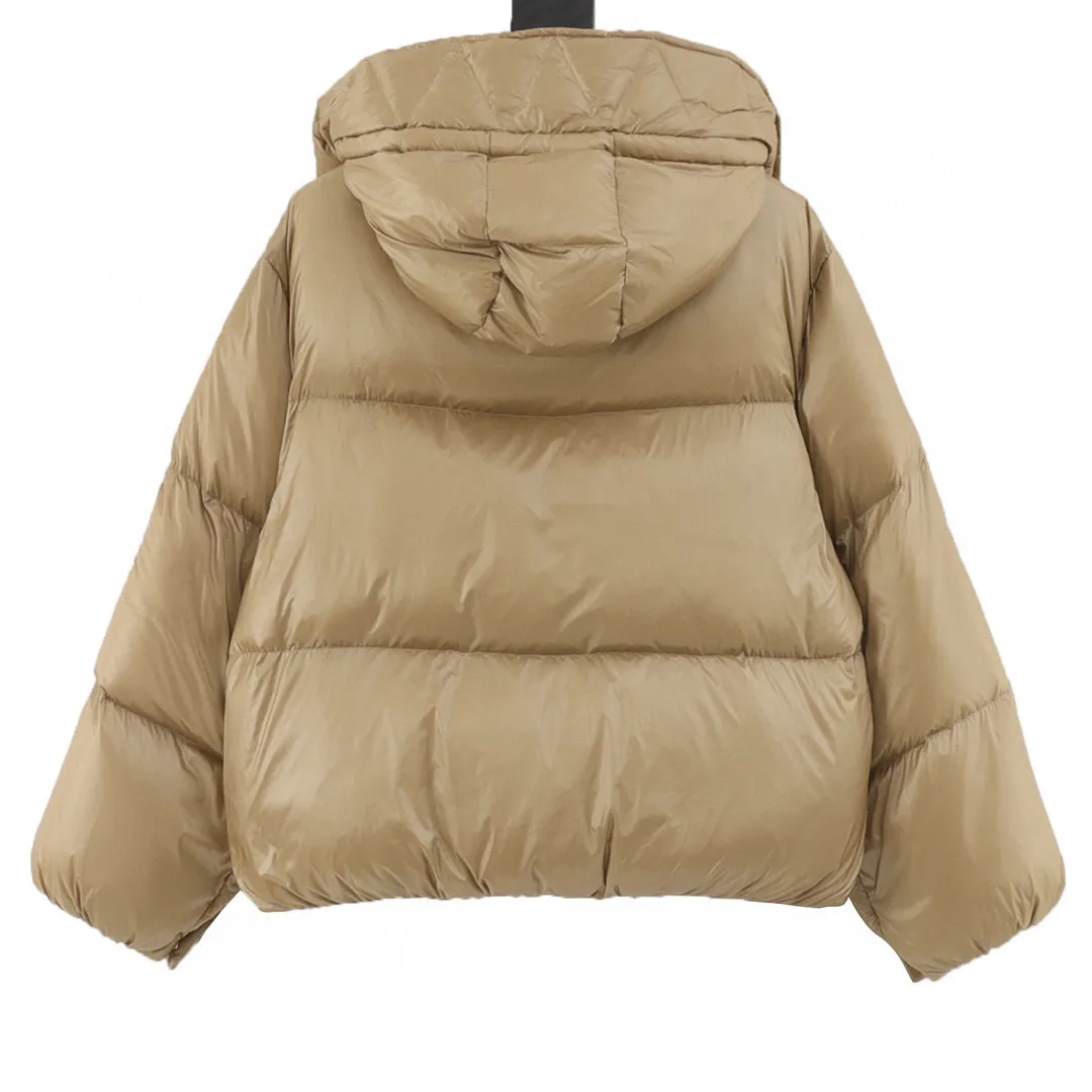 P920 top version Moncler muzzle 24ss short hooded down jacket muzzle latest style lightweight longue saison nylon down jacket, dist certified, quilted design, dropped shoulder design, drawstring hood, hidden snap buttons on the sleeves that can be opened and worn as a cloak. Filled with 90 national standard goose down. Style number: A97# Color black camel size: 0-2