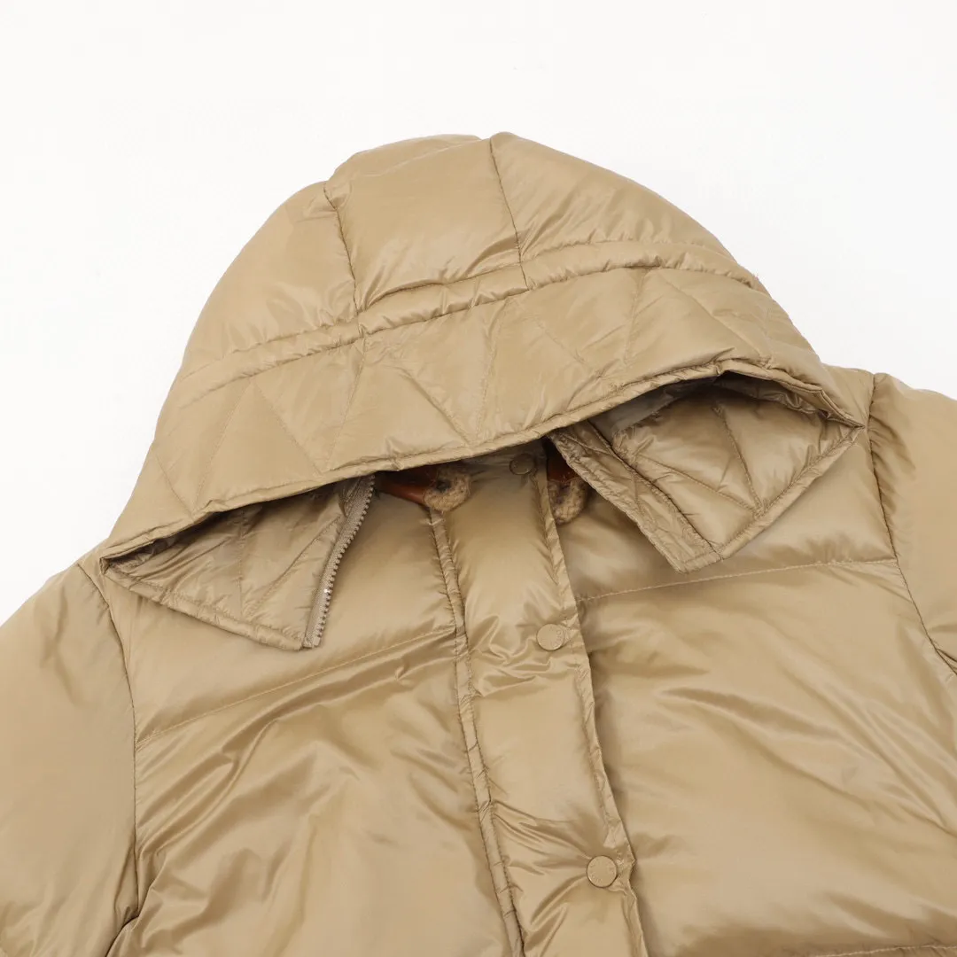 P920 top version Moncler muzzle 24ss short hooded down jacket muzzle latest style lightweight longue saison nylon down jacket, dist certified, quilted design, dropped shoulder design, drawstring hood, hidden snap buttons on the sleeves that can be opened and worn as a cloak. Filled with 90 national standard goose down. Style number: A97# Color black camel size: 0-2