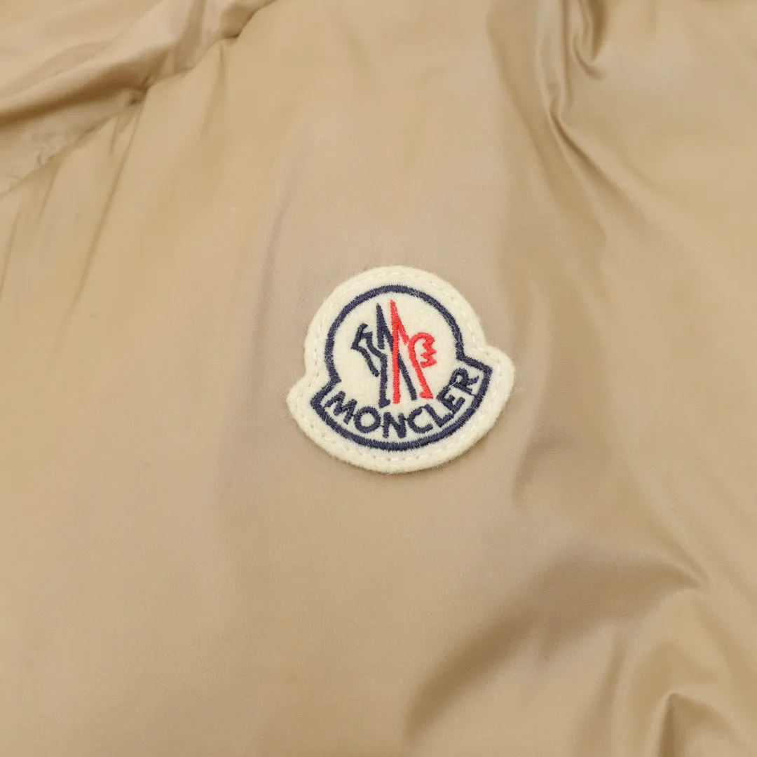 P920 top version Moncler muzzle 24ss short hooded down jacket muzzle latest style lightweight longue saison nylon down jacket, dist certified, quilted design, dropped shoulder design, drawstring hood, hidden snap buttons on the sleeves that can be opened and worn as a cloak. Filled with 90 national standard goose down. Style number: A97# Color black camel size: 0-2