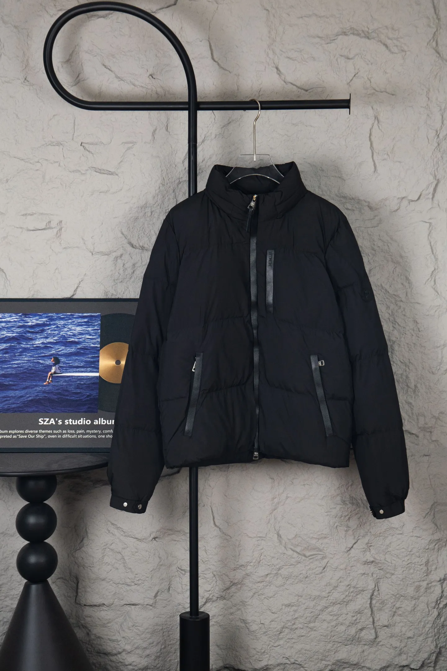 P580 Moncler New Besbre Zipper Stand Collar Down Jacket A new fashionable stand collar down jacket for autumn and winter. The overall design is simple and beautiful. It is also very versatile and suitable for any occasion. Paired with a sweatshirt inside, it is fashionable, age-reducing and warm. The body is decorated with leather zipper design pockets, which is fashionable and high-end. The sleeve arms are embellished with the brand's iconic logo, which not only highlights the brand's charm, but also has a high degree of recognition. The luxurious and low-key design is simply great! Powerful functionality brings warmth to the cold winter. It is windproof and waterproof. With 90% velvet content, it can keep you warm even on sub-zero nights. Size: M-XXL
