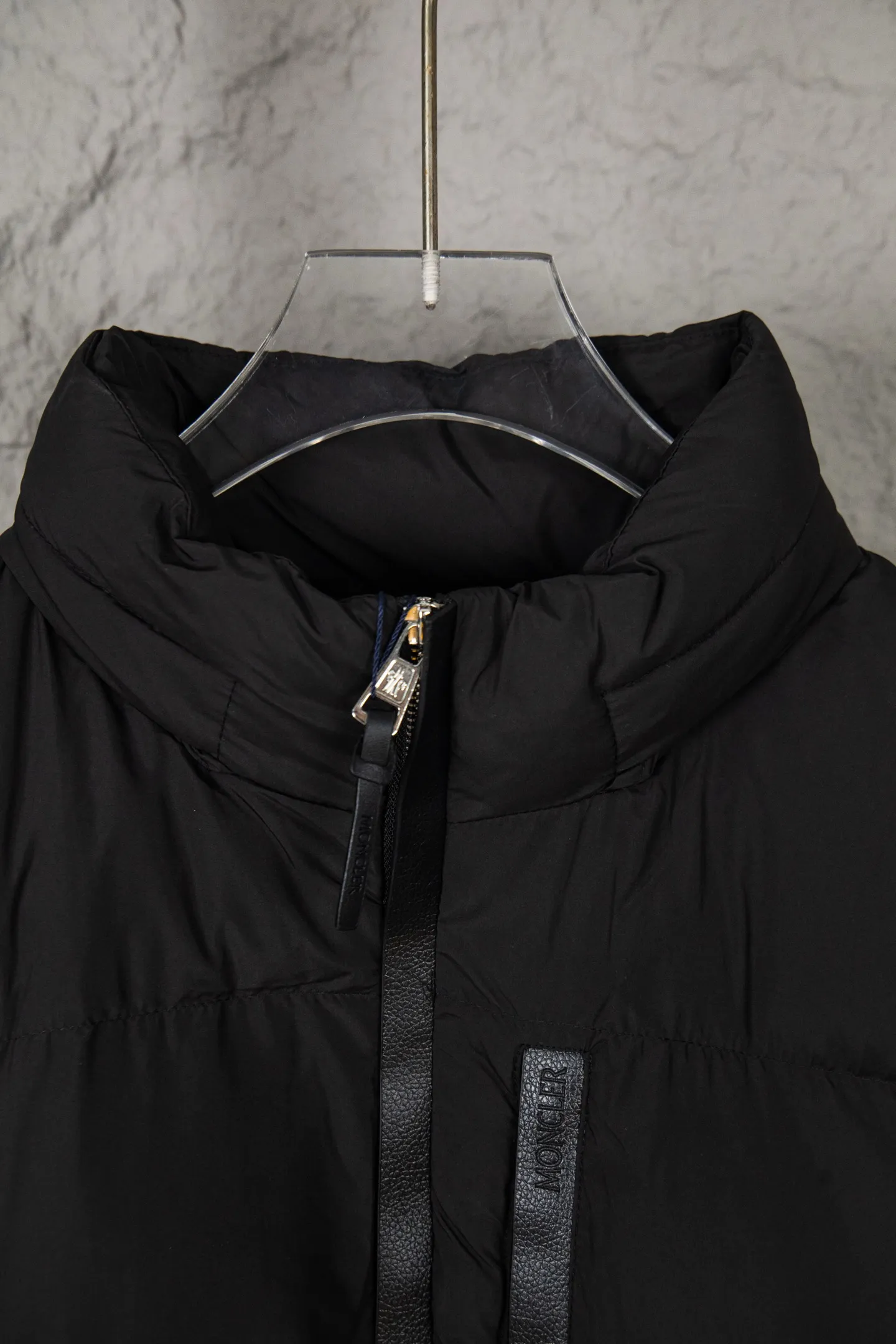 P580 Moncler New Besbre Zipper Stand Collar Down Jacket A new fashionable stand collar down jacket for autumn and winter. The overall design is simple and beautiful. It is also very versatile and suitable for any occasion. Paired with a sweatshirt inside, it is fashionable, age-reducing and warm. The body is decorated with leather zipper design pockets, which is fashionable and high-end. The sleeve arms are embellished with the brand's iconic logo, which not only highlights the brand's charm, but also has a high degree of recognition. The luxurious and low-key design is simply great! Powerful functionality brings warmth to the cold winter. It is windproof and waterproof. With 90% velvet content, it can keep you warm even on sub-zero nights. Size: M-XXL