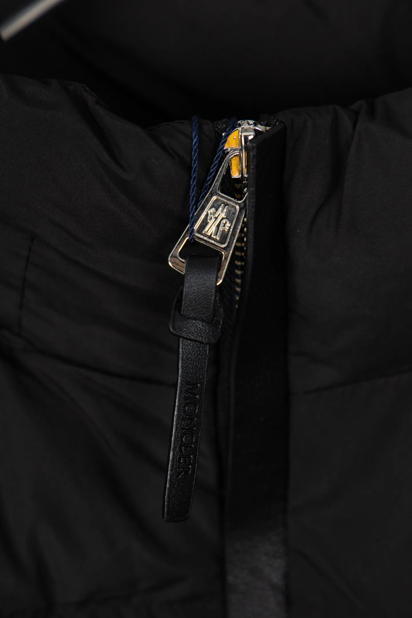 P580 Moncler New Besbre Zipper Stand Collar Down Jacket A new fashionable stand collar down jacket for autumn and winter. The overall design is simple and beautiful. It is also very versatile and suitable for any occasion. Paired with a sweatshirt inside, it is fashionable, age-reducing and warm. The body is decorated with leather zipper design pockets, which is fashionable and high-end. The sleeve arms are embellished with the brand's iconic logo, which not only highlights the brand's charm, but also has a high degree of recognition. The luxurious and low-key design is simply great! Powerful functionality brings warmth to the cold winter. It is windproof and waterproof. With 90% velvet content, it can keep you warm even on sub-zero nights. Size: M-XXL