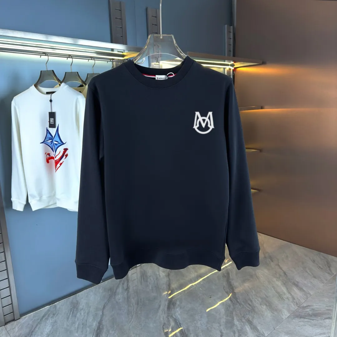 P210 high version sweatshirt) 📦With exclusive packaging📦 [Long-term ready stock] Upgraded version "Mobile phone smart sensor ~ NFC chip armband ~ Directly to the official website for anti-counterfeiting" 〖 𝐌𝐎𝐍𝐂𝐋𝐄𝐑 ~ Mouth covering〗 2025 new high quality, using 450 grams of heavyweight fabric Different from the market currency, you can mix and match everything at will and you will be handsome😎The whole clothes is made of double waistcoats. The double waistcoats make the whole dress more three-dimensional. It is not an ordinary factory that can do such fine work. 2025 autumn and winter new style, on sale at the counter, exquisite printed round neck terry sweatshirt. High-end double-ply cotton. Customized stretch ribs are dyed in the same vat. Three standards are complete. It is matched with digital printing patterns and is very breathable. Same style for men and women. Color: black, white, apricot. Size: S M L XL 2XL