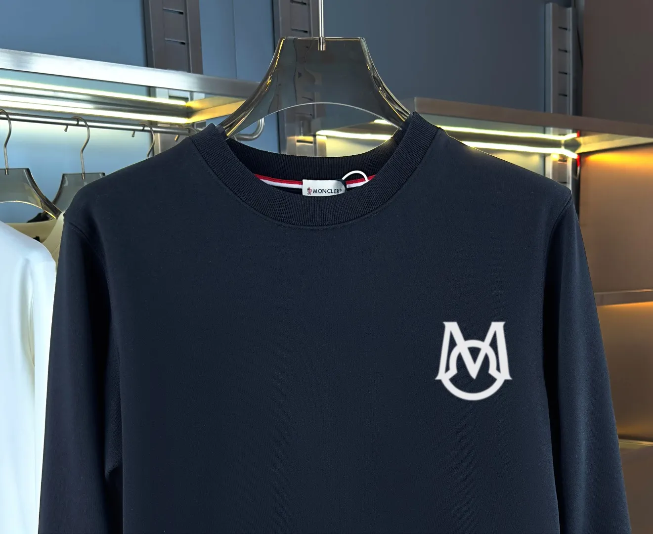 P210 high version sweatshirt) 📦With exclusive packaging📦 [Long-term ready stock] Upgraded version "Mobile phone smart sensor ~ NFC chip armband ~ Directly to the official website for anti-counterfeiting" 〖 𝐌𝐎𝐍𝐂𝐋𝐄𝐑 ~ Mouth covering〗 2025 new high quality, using 450 grams of heavyweight fabric Different from the market currency, you can mix and match everything at will and you will be handsome😎The whole clothes is made of double waistcoats. The double waistcoats make the whole dress more three-dimensional. It is not an ordinary factory that can do such fine work. 2025 autumn and winter new style, on sale at the counter, exquisite printed round neck terry sweatshirt. High-end double-ply cotton. Customized stretch ribs are dyed in the same vat. Three standards are complete. It is matched with digital printing patterns and is very breathable. Same style for men and women. Color: black, white, apricot. Size: S M L XL 2XL
