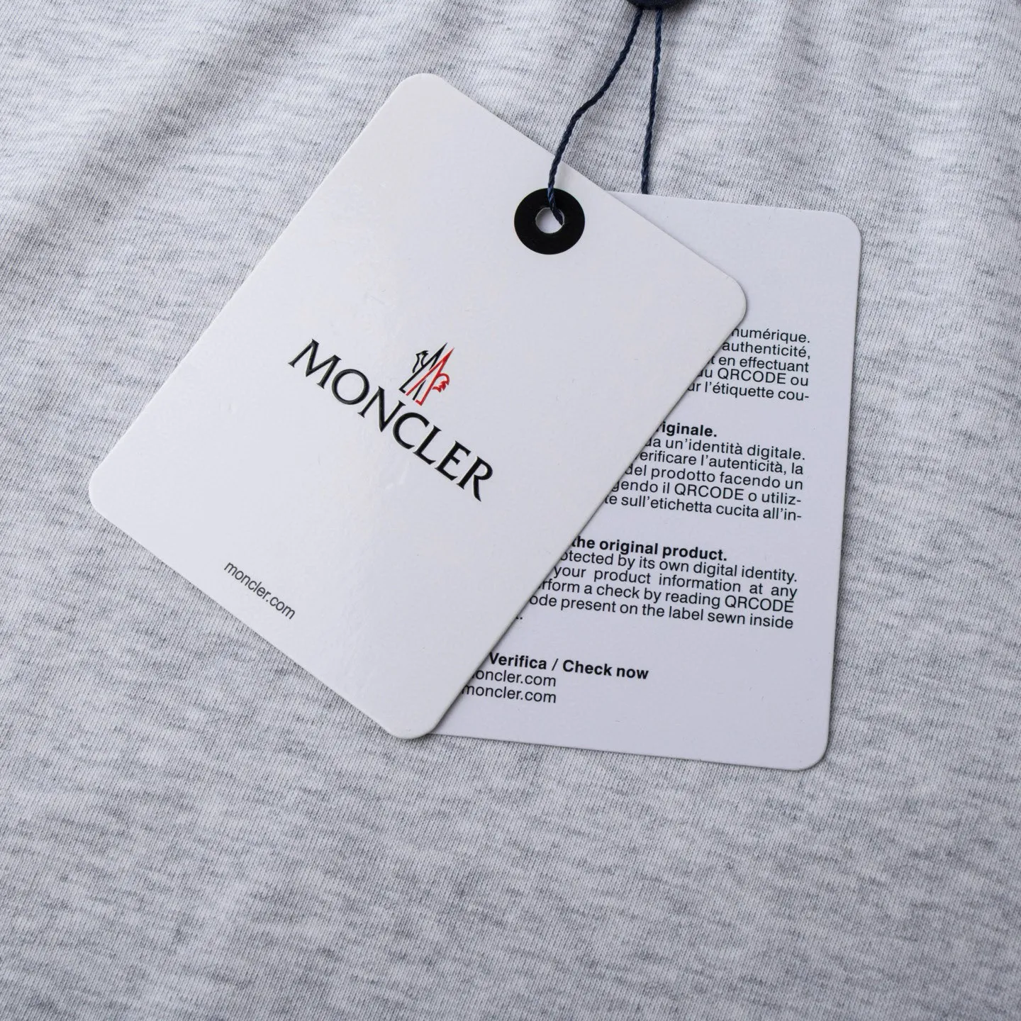 P134 Style No.: 816 〈MONCLER〉The price of the MONCLER is actually quite advantageous. Those who have been to the counters should know that the price of the MONCLER is not much cheaper than Gucci Burberry. It is just relatively low-key and unwilling to hype. It is a picture that you want to buy or not. It has an arrogant existence... Exclusively customized 270g 32-count double-yarn smooth cotton. The texture is very soft and comfortable. 100% different from the top fabrics in the market (does not shrink, deform, or pill). Matched with 320g 1*1 thread (fabric thread is dyed in the same vat, no color difference, thread is not easy to deform) Color: black white light floral gray burgundy code number: S-XL