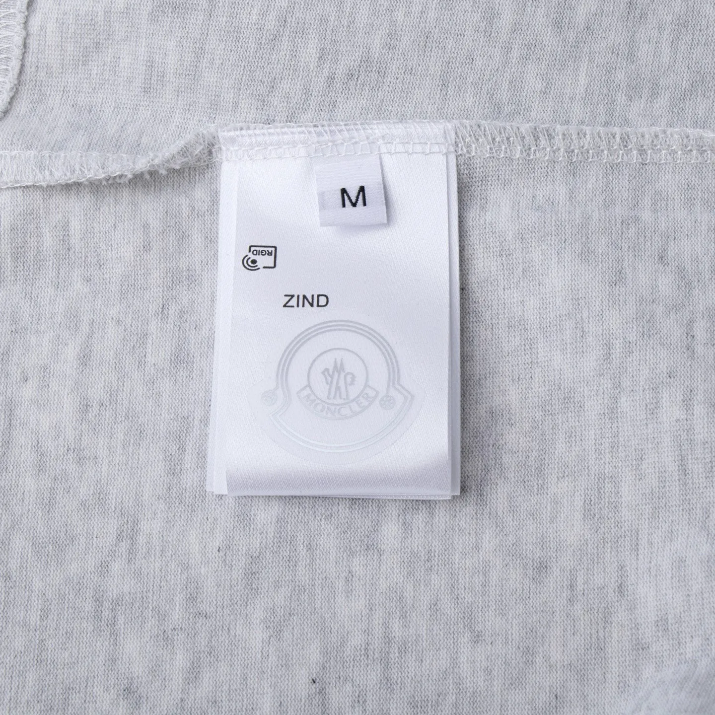 P134 Style No.: 816 〈MONCLER〉The price of the MONCLER is actually quite advantageous. Those who have been to the counters should know that the price of the MONCLER is not much cheaper than Gucci Burberry. It is just relatively low-key and unwilling to hype. It is a picture that you want to buy or not. It has an arrogant existence... Exclusively customized 270g 32-count double-yarn smooth cotton. The texture is very soft and comfortable. 100% different from the top fabrics in the market (does not shrink, deform, or pill). Matched with 320g 1*1 thread (fabric thread is dyed in the same vat, no color difference, thread is not easy to deform) Color: black white light floral gray burgundy code number: S-XL