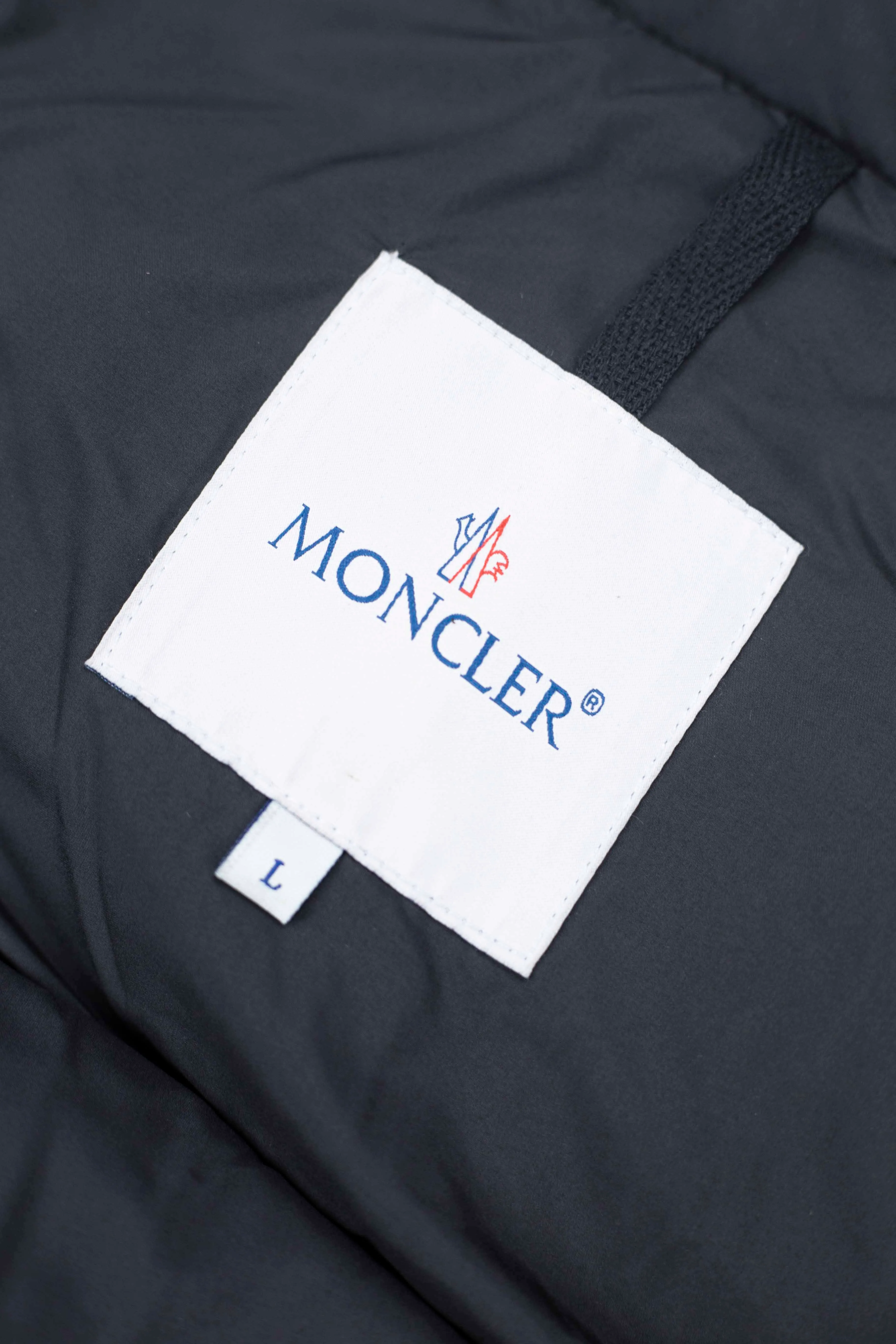 P490 Style No.: [Y112] Moncler & Moncler Original 1:1 customized hardware accessories are all imported and original customization. Welcome to compare at the counter. Absolutely high quality. Use top 90 white duck down. Super soft and fluffy. Super heavy workmanship. The fabric is exquisite in workmanship and the pattern is perfect. Note⚠The fabric is super comfortable. Men and women (first time making a down jacket this year. The running price is very cost-effective) [Top fabric + features: ✅The down content is 95 down, and the gram weight is about 320g. ✅The whole body is fully printed with LOGO. ✅Introducing a sense of fashion and luxury to achieve double standards of warmth and style. ✅It needs to be customized separately. It is very thick and has a three-dimensional and full feeling from 360 degrees! ✅The down jacket uses a double-layer anti-down liner design! Super windproof performance ✅Hardware 1:1 fully customized ZP craftsmanship: spot heavy goods! The highest version is produced by the same celebrity couple and must be good. This down jacket uses a double-layer anti-velvet liner design! It has super windproof performance and will be very warm when worn in winter! Filled with white duck down, the fluffiness is high, and it can be worn at minus ten degrees Celsius❗ Color: black Size: M-L-XL-XXL
