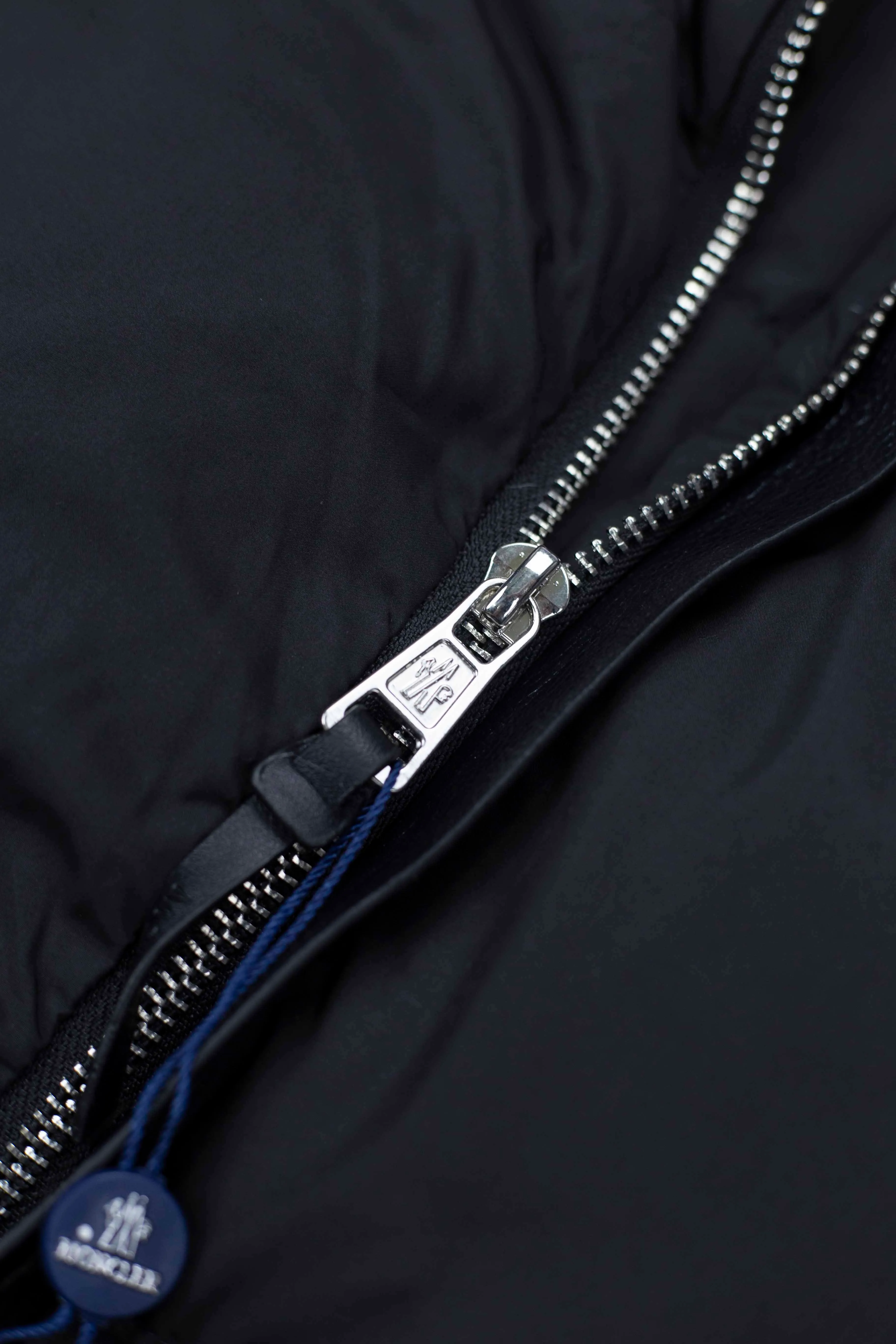 P490 Style No.: [Y112] Moncler & Moncler Original 1:1 customized hardware accessories are all imported and original customization. Welcome to compare at the counter. Absolutely high quality. Use top 90 white duck down. Super soft and fluffy. Super heavy workmanship. The fabric is exquisite in workmanship and the pattern is perfect. Note⚠The fabric is super comfortable. Men and women (first time making a down jacket this year. The running price is very cost-effective) [Top fabric + features: ✅The down content is 95 down, and the gram weight is about 320g. ✅The whole body is fully printed with LOGO. ✅Introducing a sense of fashion and luxury to achieve double standards of warmth and style. ✅It needs to be customized separately. It is very thick and has a three-dimensional and full feeling from 360 degrees! ✅The down jacket uses a double-layer anti-down liner design! Super windproof performance ✅Hardware 1:1 fully customized ZP craftsmanship: spot heavy goods! The highest version is produced by the same celebrity couple and must be good. This down jacket uses a double-layer anti-velvet liner design! It has super windproof performance and will be very warm when worn in winter! Filled with white duck down, the fluffiness is high, and it can be worn at minus ten degrees Celsius❗ Color: black Size: M-L-XL-XXL