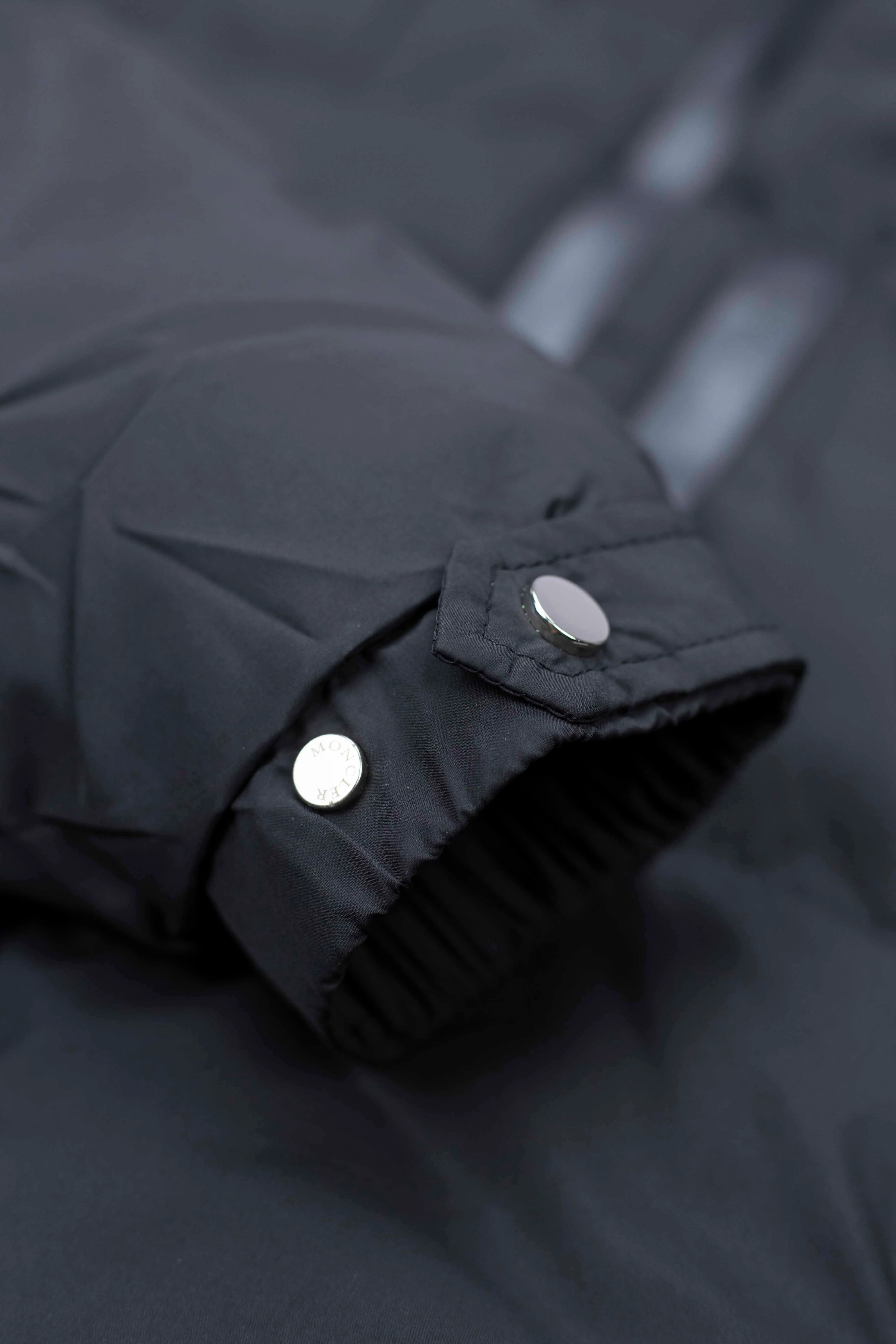 P490 Style No.: [Y112] Moncler & Moncler Original 1:1 customized hardware accessories are all imported and original customization. Welcome to compare at the counter. Absolutely high quality. Use top 90 white duck down. Super soft and fluffy. Super heavy workmanship. The fabric is exquisite in workmanship and the pattern is perfect. Note⚠The fabric is super comfortable. Men and women (first time making a down jacket this year. The running price is very cost-effective) [Top fabric + features: ✅The down content is 95 down, and the gram weight is about 320g. ✅The whole body is fully printed with LOGO. ✅Introducing a sense of fashion and luxury to achieve double standards of warmth and style. ✅It needs to be customized separately. It is very thick and has a three-dimensional and full feeling from 360 degrees! ✅The down jacket uses a double-layer anti-down liner design! Super windproof performance ✅Hardware 1:1 fully customized ZP craftsmanship: spot heavy goods! The highest version is produced by the same celebrity couple and must be good. This down jacket uses a double-layer anti-velvet liner design! It has super windproof performance and will be very warm when worn in winter! Filled with white duck down, the fluffiness is high, and it can be worn at minus ten degrees Celsius❗ Color: black Size: M-L-XL-XXL