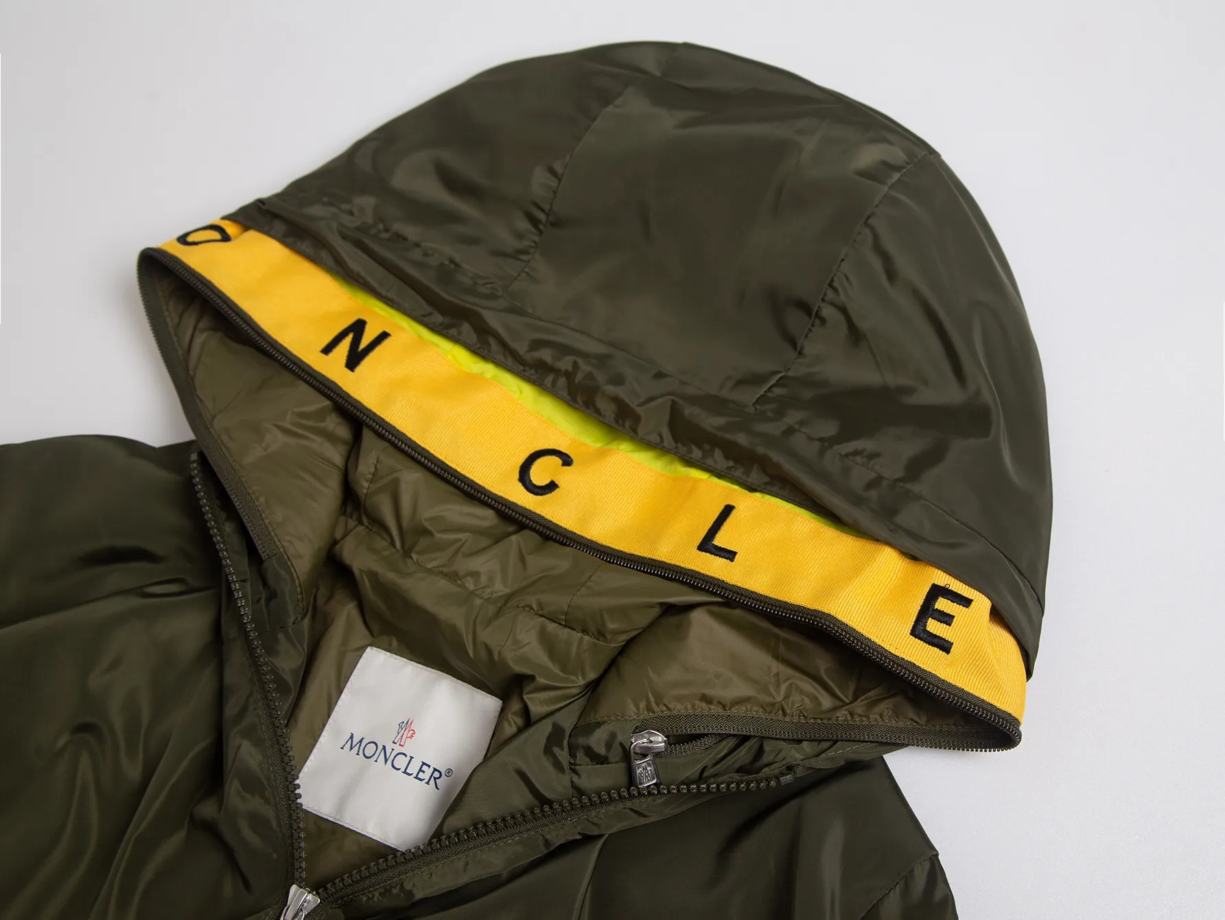P520 ZP version) - New version of the classic model from Moncler's official website. Double-layered hooded windbreaker, jacket and jacket, same style for men and women - YB molded fabric details are the same. Full set of accessories customized to distinguish the market currency. Welcome to compare - Color Army Green Black - Code Number 1 2 3 4 5