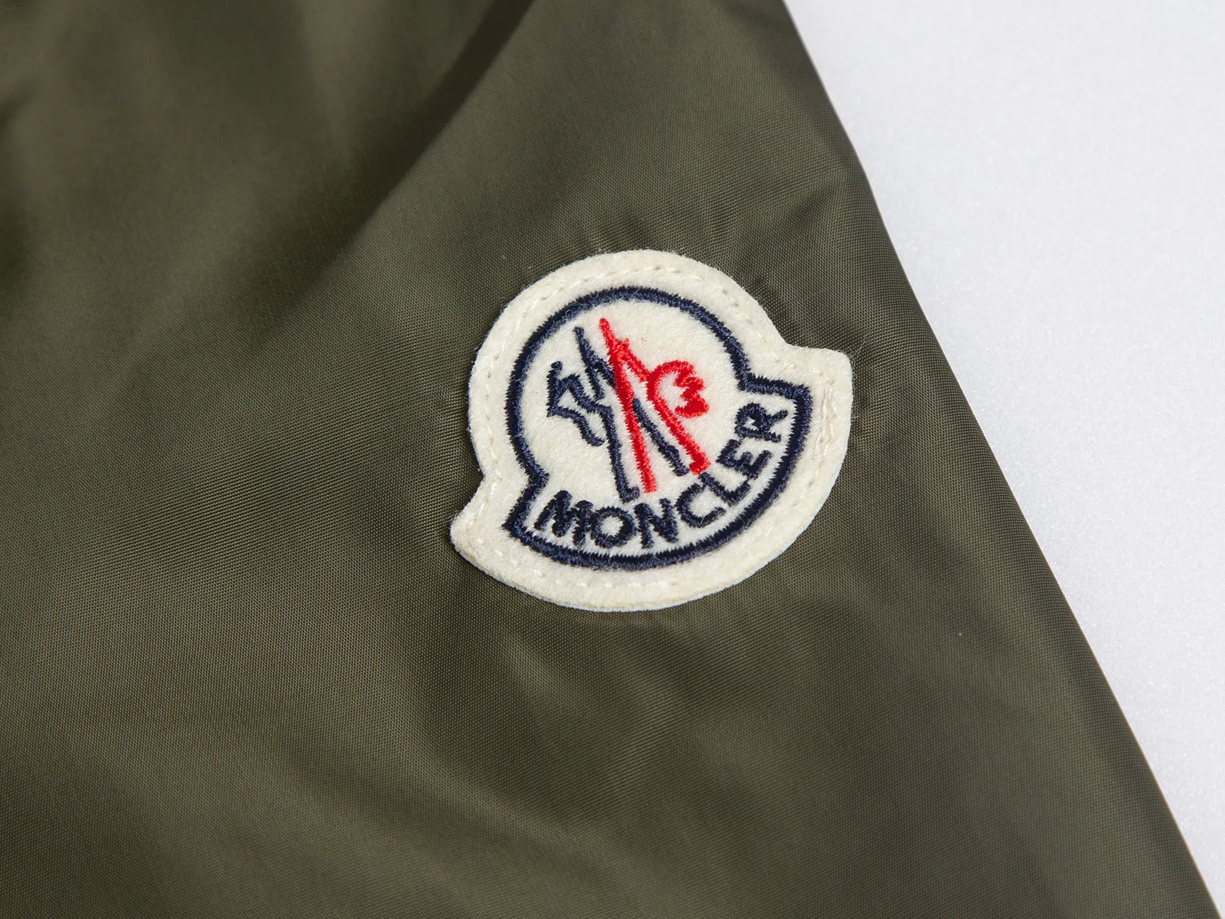P520 ZP version) - New version of the classic model from Moncler's official website. Double-layered hooded windbreaker, jacket and jacket, same style for men and women - YB molded fabric details are the same. Full set of accessories customized to distinguish the market currency. Welcome to compare - Color Army Green Black - Code Number 1 2 3 4 5
