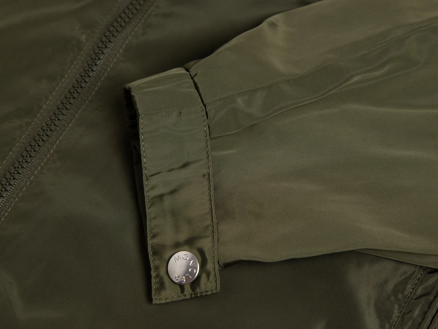 P520 ZP version) - New version of the classic model from Moncler's official website. Double-layered hooded windbreaker, jacket and jacket, same style for men and women - YB molded fabric details are the same. Full set of accessories customized to distinguish the market currency. Welcome to compare - Color Army Green Black - Code Number 1 2 3 4 5