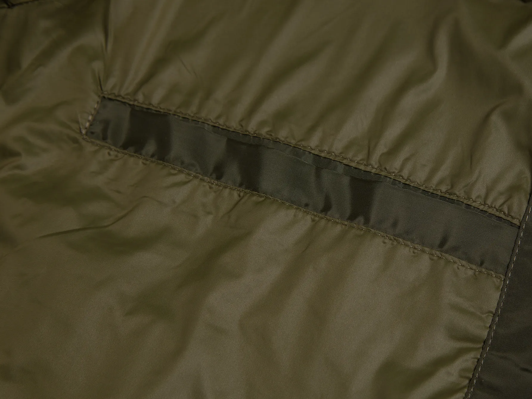 P520 ZP version) - New version of the classic model from Moncler's official website. Double-layered hooded windbreaker, jacket and jacket, same style for men and women - YB molded fabric details are the same. Full set of accessories customized to distinguish the market currency. Welcome to compare - Color Army Green Black - Code Number 1 2 3 4 5