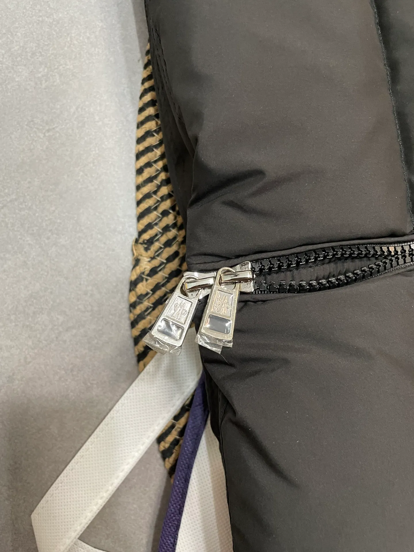 P840 🆕❤️2️⃣0️⃣2️⃣4️⃣🆕Premium down⬆️Moncler Solayan men's three-color trim short down jacket. Premium goose down filling. The finest, lightest and neatest fabric. Solayan men's short down jacket is decorated with seasonal iconic stripe details, blending sportsmanship and timeless style.  The Solayan down jacket is made of micro chic fabric and has a tough square shape design, highlighting Moncler's sporty spirit. This cropped down jacket features tricolor stripes on the sleeves, a seasonal take on the brand's signature. Comes with a practical pull-out hood. Details •Made from micro chic nylon fabric •Micro chic nylon lining •Down filled •Pull-out hood •Zip closure •Zip pockets •Adjustable cuffs •Elastic drawstring hem •Tri-color trim on sleeves Size: 1-5 Color: White Dark Brown Black