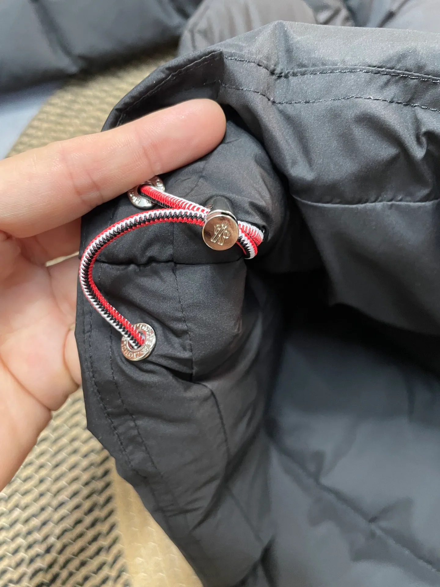 P840 🆕❤️2️⃣0️⃣2️⃣4️⃣🆕Premium down⬆️Moncler Solayan men's three-color trim short down jacket. Premium goose down filling. The finest, lightest and neatest fabric. Solayan men's short down jacket is decorated with seasonal iconic stripe details, blending sportsmanship and timeless style.  The Solayan down jacket is made of micro chic fabric and has a tough square shape design, highlighting Moncler's sporty spirit. This cropped down jacket features tricolor stripes on the sleeves, a seasonal take on the brand's signature. Comes with a practical pull-out hood. Details •Made from micro chic nylon fabric •Micro chic nylon lining •Down filled •Pull-out hood •Zip closure •Zip pockets •Adjustable cuffs •Elastic drawstring hem •Tri-color trim on sleeves Size: 1-5 Color: White Dark Brown Black