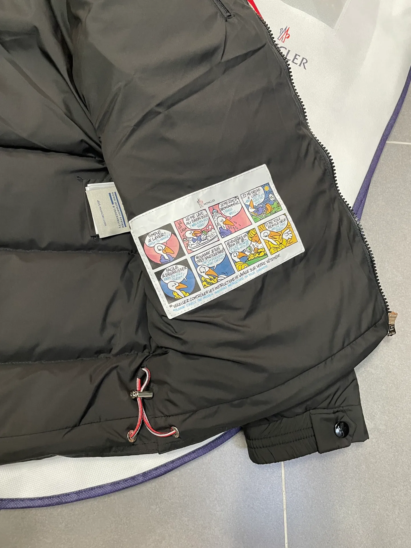P840 🆕❤️2️⃣0️⃣2️⃣4️⃣🆕Premium down⬆️Moncler Solayan men's three-color trim short down jacket. Premium goose down filling. The finest, lightest and neatest fabric. Solayan men's short down jacket is decorated with seasonal iconic stripe details, blending sportsmanship and timeless style.  The Solayan down jacket is made of micro chic fabric and has a tough square shape design, highlighting Moncler's sporty spirit. This cropped down jacket features tricolor stripes on the sleeves, a seasonal take on the brand's signature. Comes with a practical pull-out hood. Details •Made from micro chic nylon fabric •Micro chic nylon lining •Down filled •Pull-out hood •Zip closure •Zip pockets •Adjustable cuffs •Elastic drawstring hem •Tri-color trim on sleeves Size: 1-5 Color: White Dark Brown Black