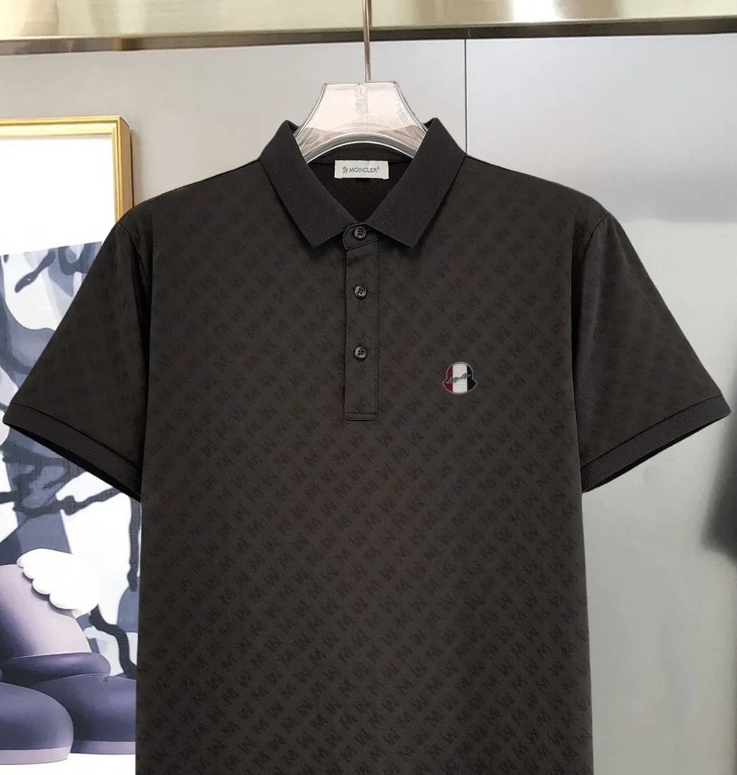 P210 Moncler 25 spring and summer top counter round neck short-sleeved T-shirt (complete with 3 labels) is made of imported Tencel cotton + jacquard fabric, original counter fabric, super brand recognition, high street and exquisite style, it will definitely become the best choice for high street appearances, short-sleeved T-shirt for couples. The fabric is light and refreshing, has a strong say in texture and comfort, has a delicate feel, is comfortable to wear, and has a good upper body effect. The mercerized cotton fabric has a very soft hand feel and the upper body is cool. This is the first time I have gotten such functional fabric in a long time. It is really good! It’s not a cheap style or material, you will definitely like it if you are trendy!  Made with the fusion of top elements, the upper body comfort is unparalleled. It can be said that it is a must-have in summer, and it is more fashionable and can easily create a fashionable outfit. It interprets your luxury and taste and creates your fashionable charm. Fashionable round neck chest T-shirt This T-shirt has exquisite craftsmanship and full design sense! The matching is trendy and stylish! This must-have item has an elegant upper body, looks good both inside and outside, and combines fashion and comfort. It looks like a basic couple’s T-shirt, but it’s actually not. It can be worn alone. It’s no problem to wear it in one piece for all seasons. The product is really, really good! It comes from the original factory. There are not many pieces that you can count on your fingers. Whether you can own it depends on your hand speed. It is flat and snug and not easy to deform. The brand logo remains the same, creating an alternative luxury fashion atmosphere and becoming a new concept emerging in 2025. Available in two colors: white and black. Size: M L XL 2XL 3XL