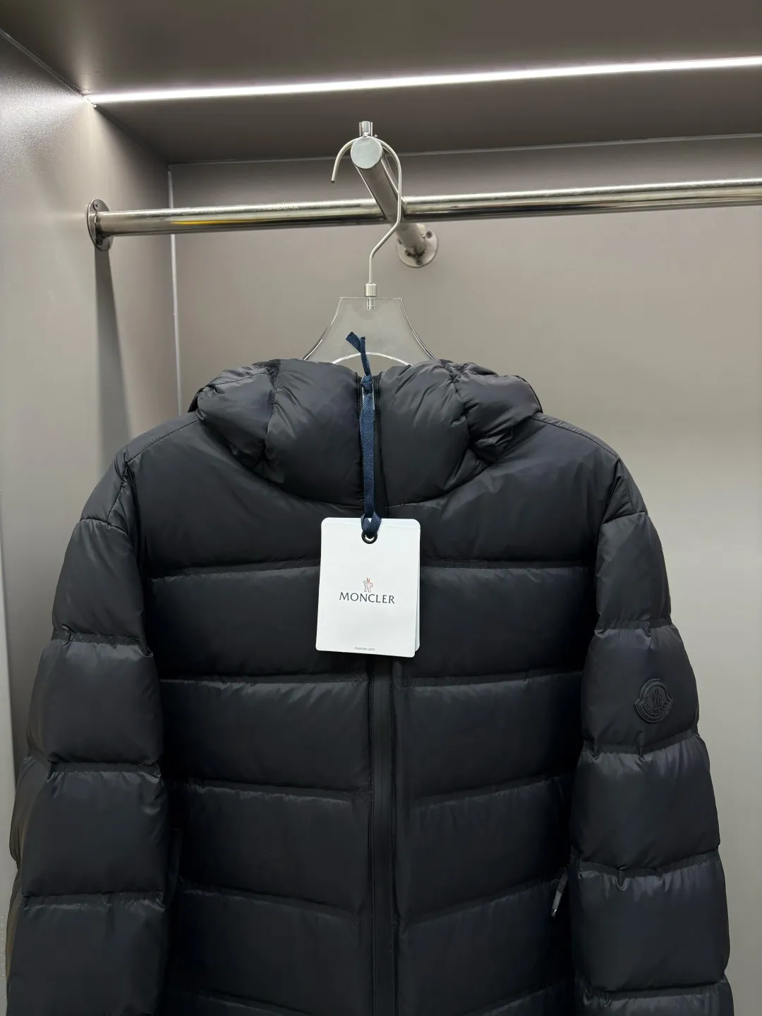 P980 Moncler's new color-blocked printed logo down jacket, classic black and white, same style for men and women, simple and high-end. Customized accessories at the counter, top-grade imported white duck down filling, both light and warm, say goodbye to bloat, and easily manage fashion and temperature~ Hooded design, windproof and stylish, whether worn inside or outside, it can add points to the style, adapt to various styles, so that you can go out coolly in the cold season~ Size: M-XXXL Color: black, white, yellow
