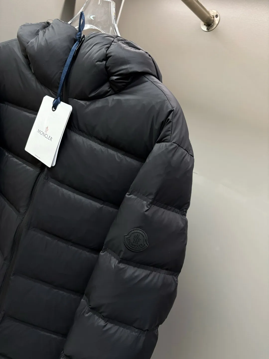 P980 Moncler's new color-blocked printed logo down jacket, classic black and white, same style for men and women, simple and high-end. Customized accessories at the counter, top-grade imported white duck down filling, both light and warm, say goodbye to bloat, and easily manage fashion and temperature~ Hooded design, windproof and stylish, whether worn inside or outside, it can add points to the style, adapt to various styles, so that you can go out coolly in the cold season~ Size: M-XXXL Color: black, white, yellow