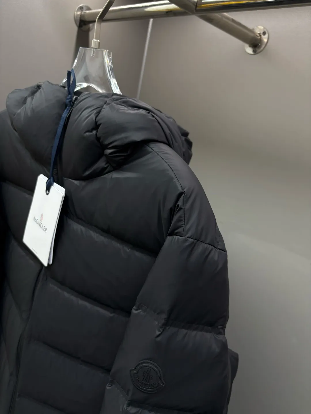 P980 Moncler's new color-blocked printed logo down jacket, classic black and white, same style for men and women, simple and high-end. Customized accessories at the counter, top-grade imported white duck down filling, both light and warm, say goodbye to bloat, and easily manage fashion and temperature~ Hooded design, windproof and stylish, whether worn inside or outside, it can add points to the style, adapt to various styles, so that you can go out coolly in the cold season~ Size: M-XXXL Color: black, white, yellow